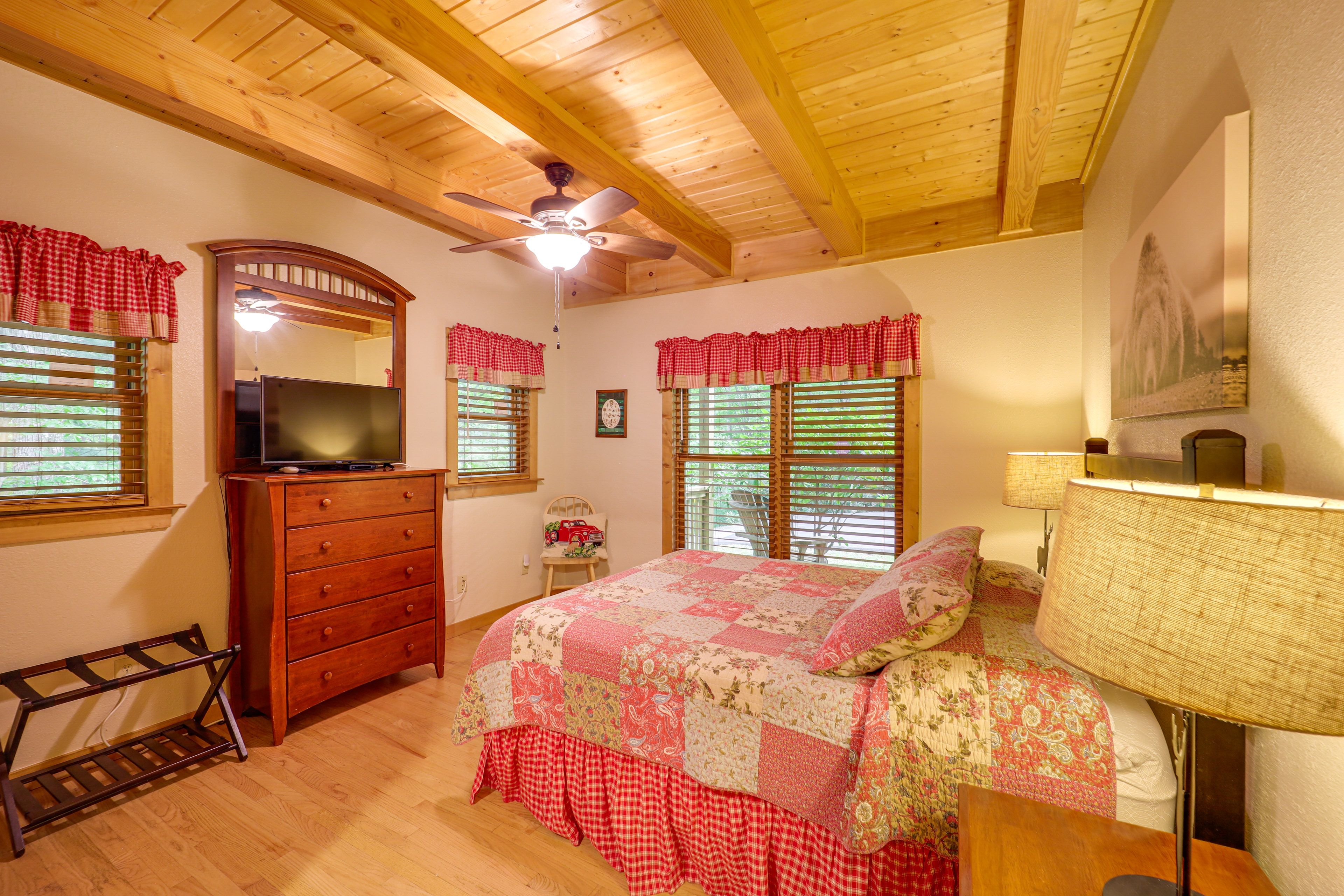 Bedroom 1 | Queen Bed | 1st Floor