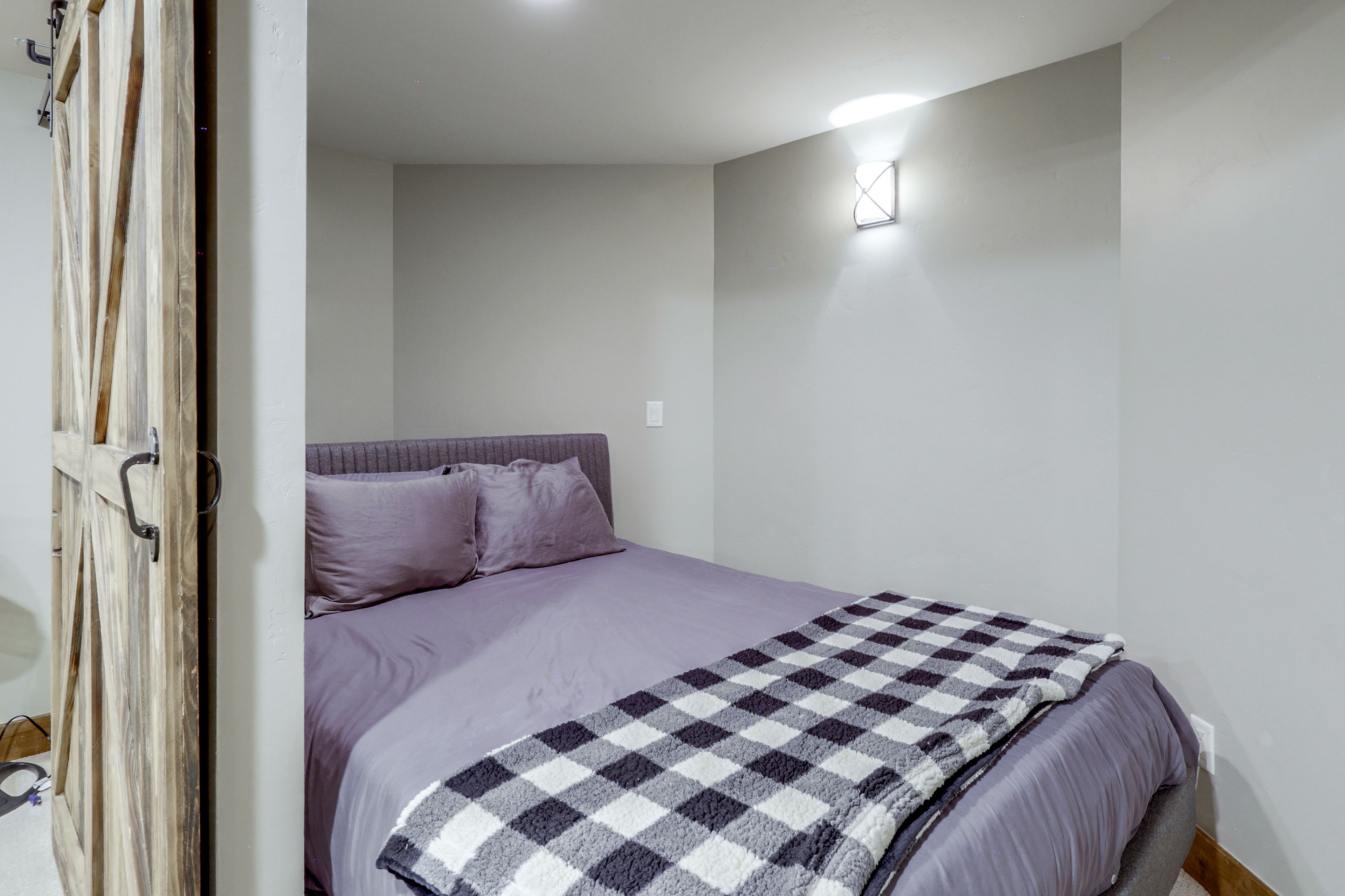 Bedroom | Queen Bed