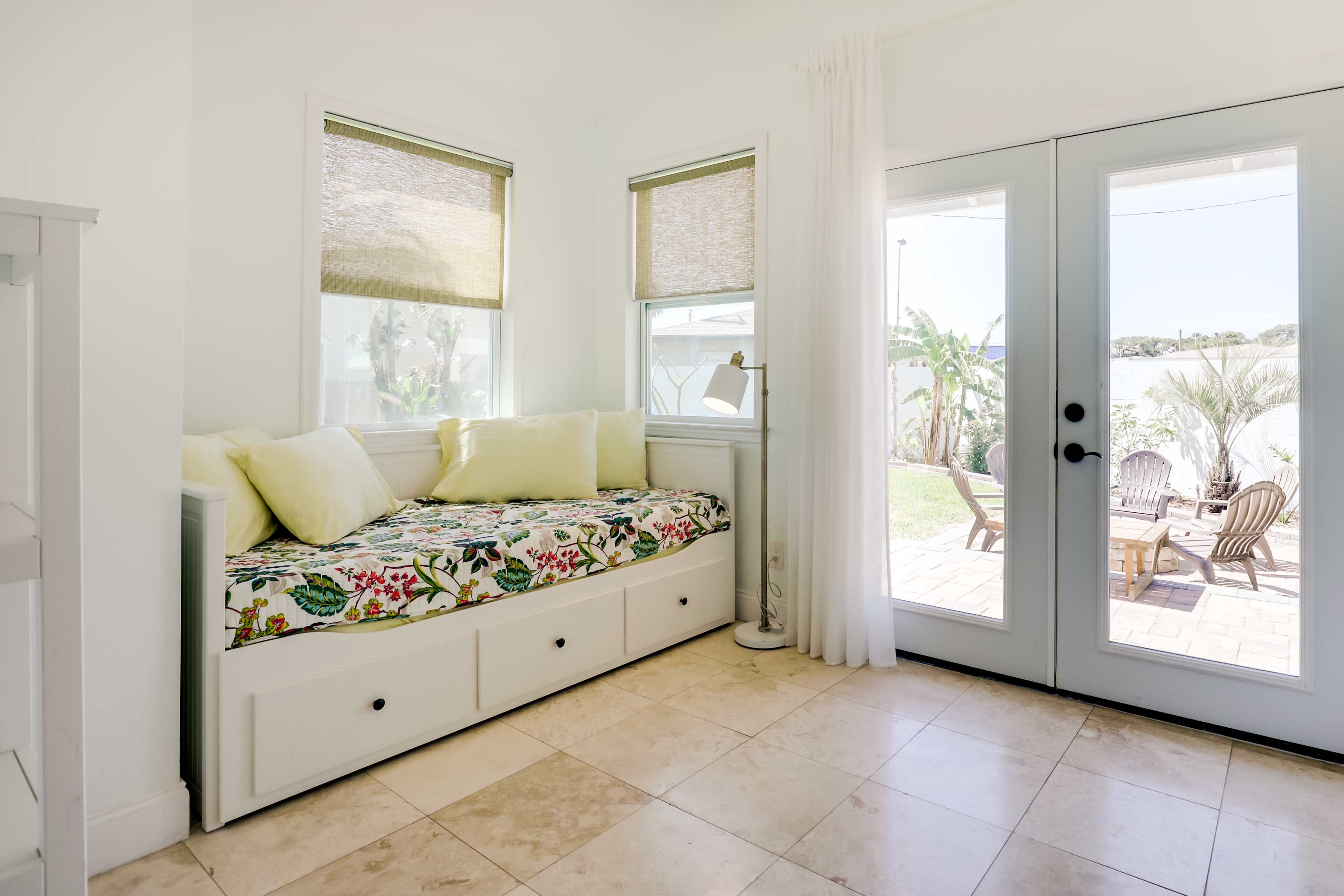 Sunroom | Twin Daybed w/ Twin Trundle