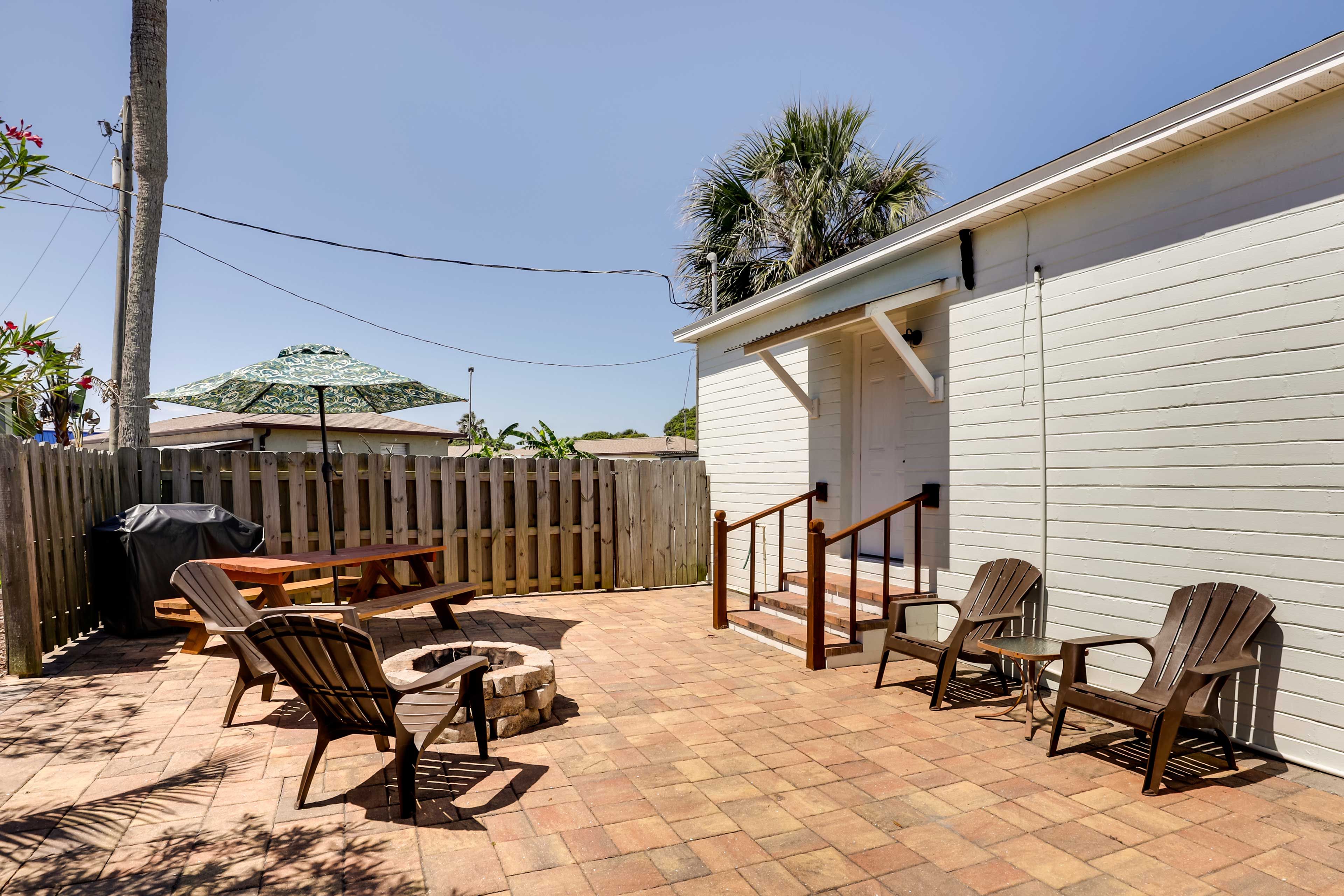 Private Patio | Wood-Burning Fire Pit | Gas Grill