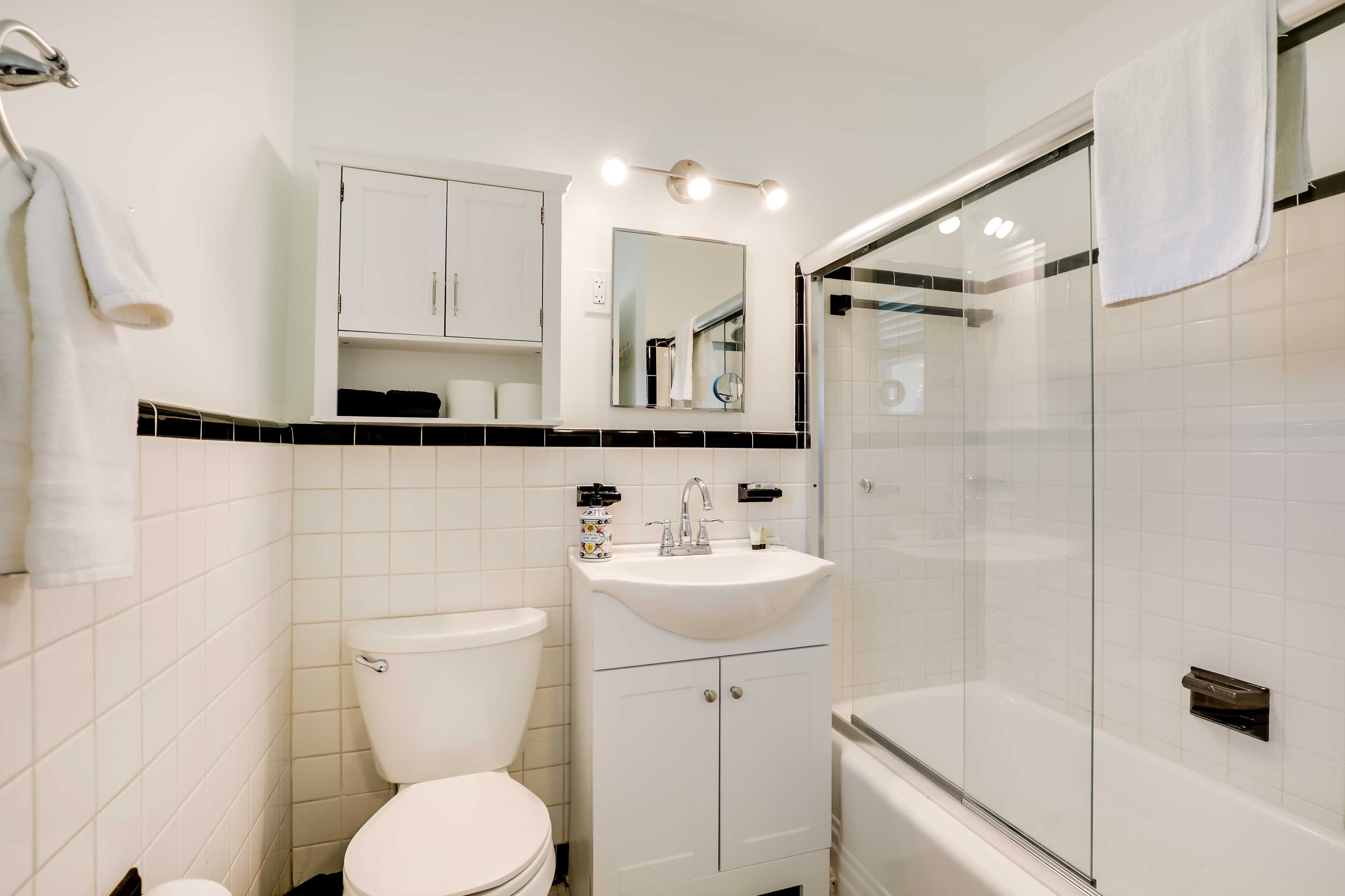 Full Bathroom | Complimentary Toiletries | Towels Provided