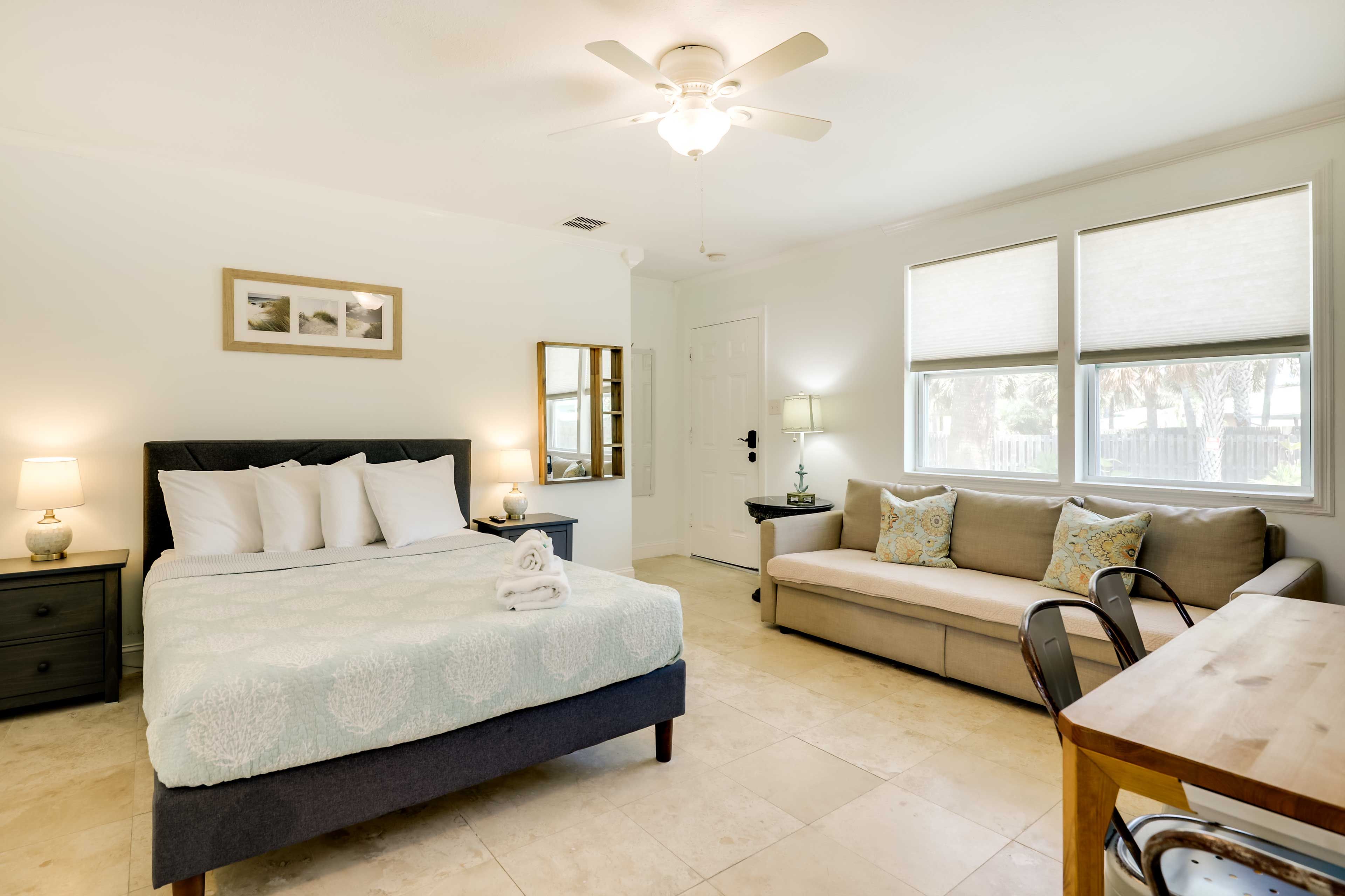 Studio | Queen Bed | Full Sleeper Sofa | Smart TV