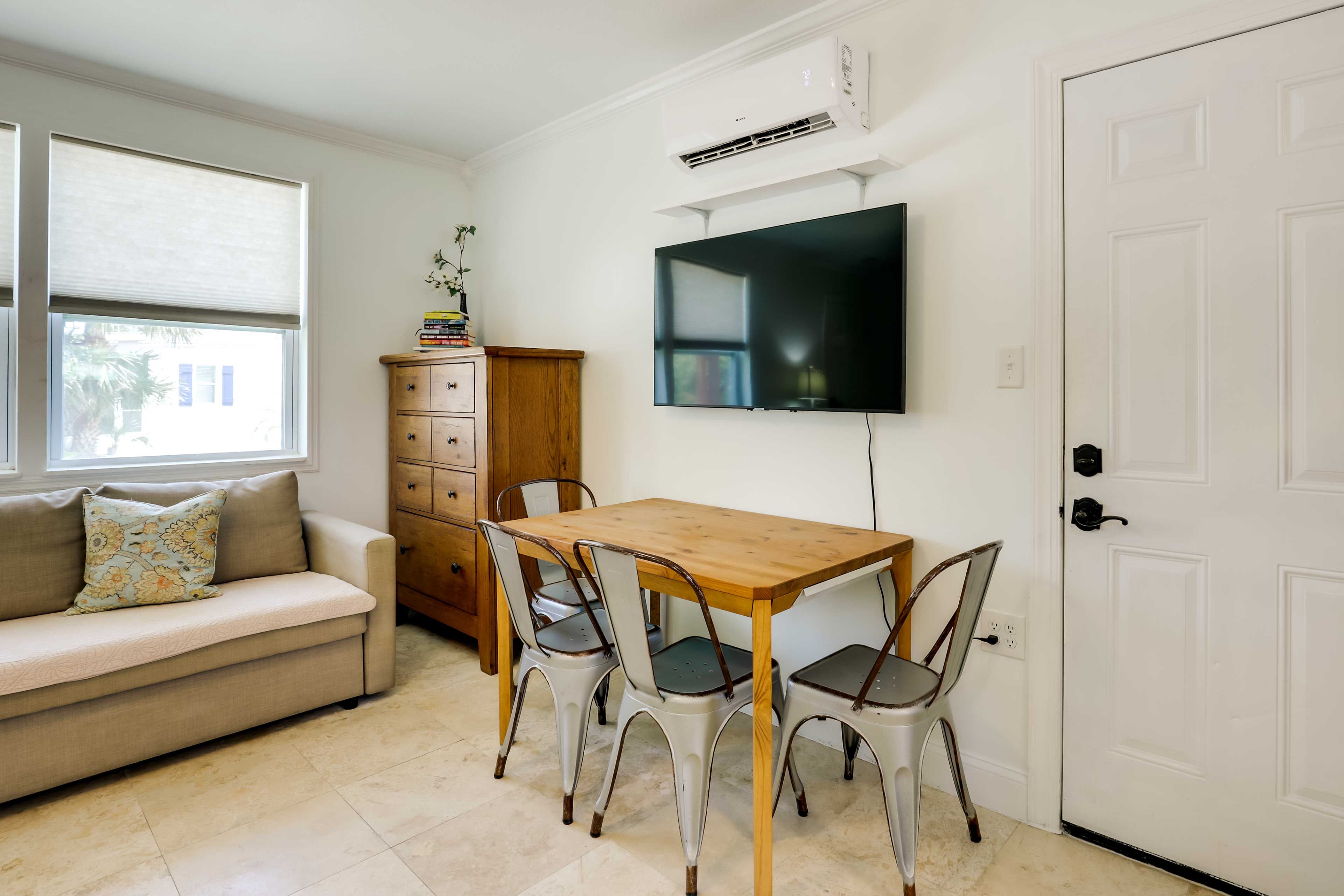 Dining Area | Dishware & Flatware Provided