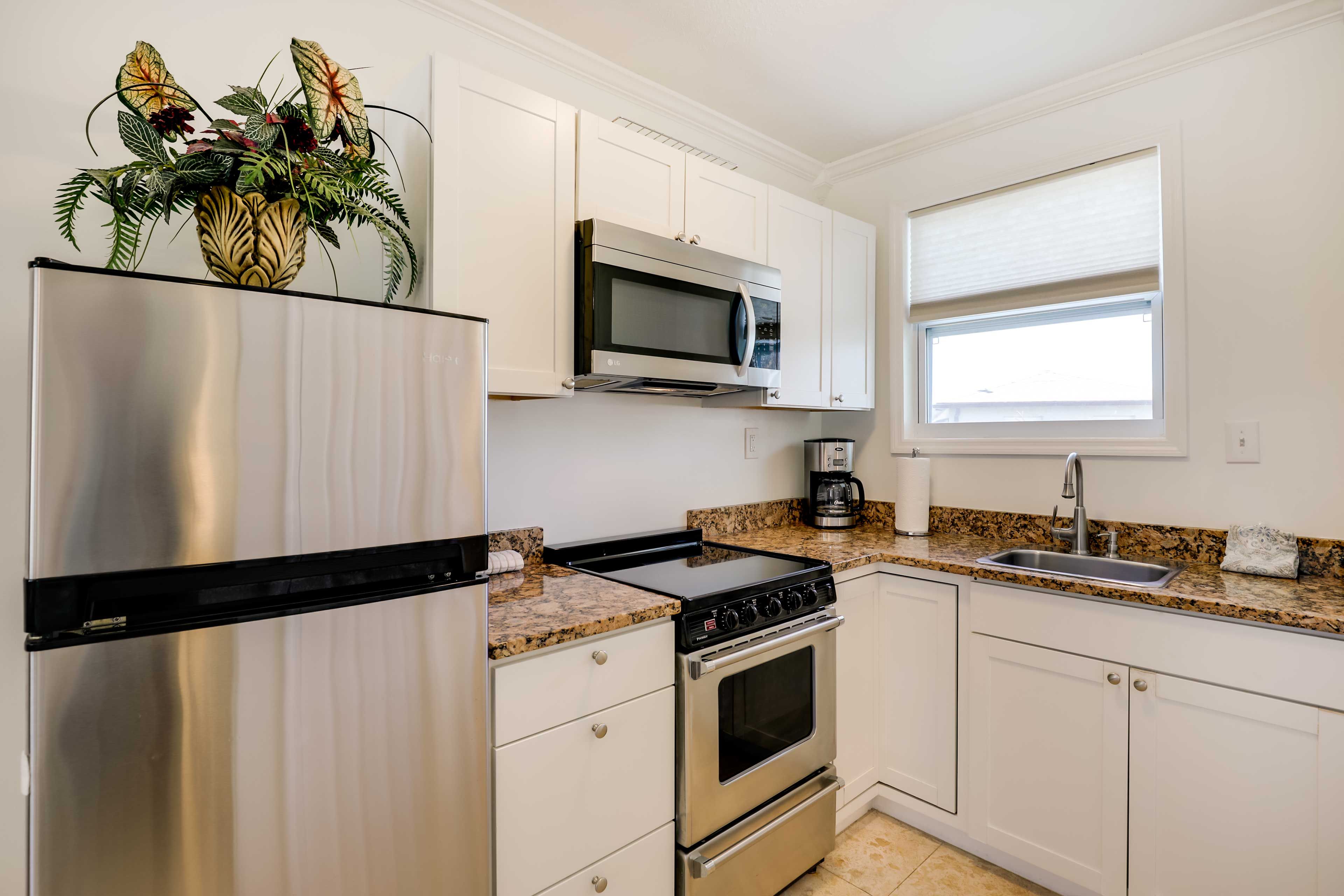 Kitchen | Equipped w/ Cooking Basics