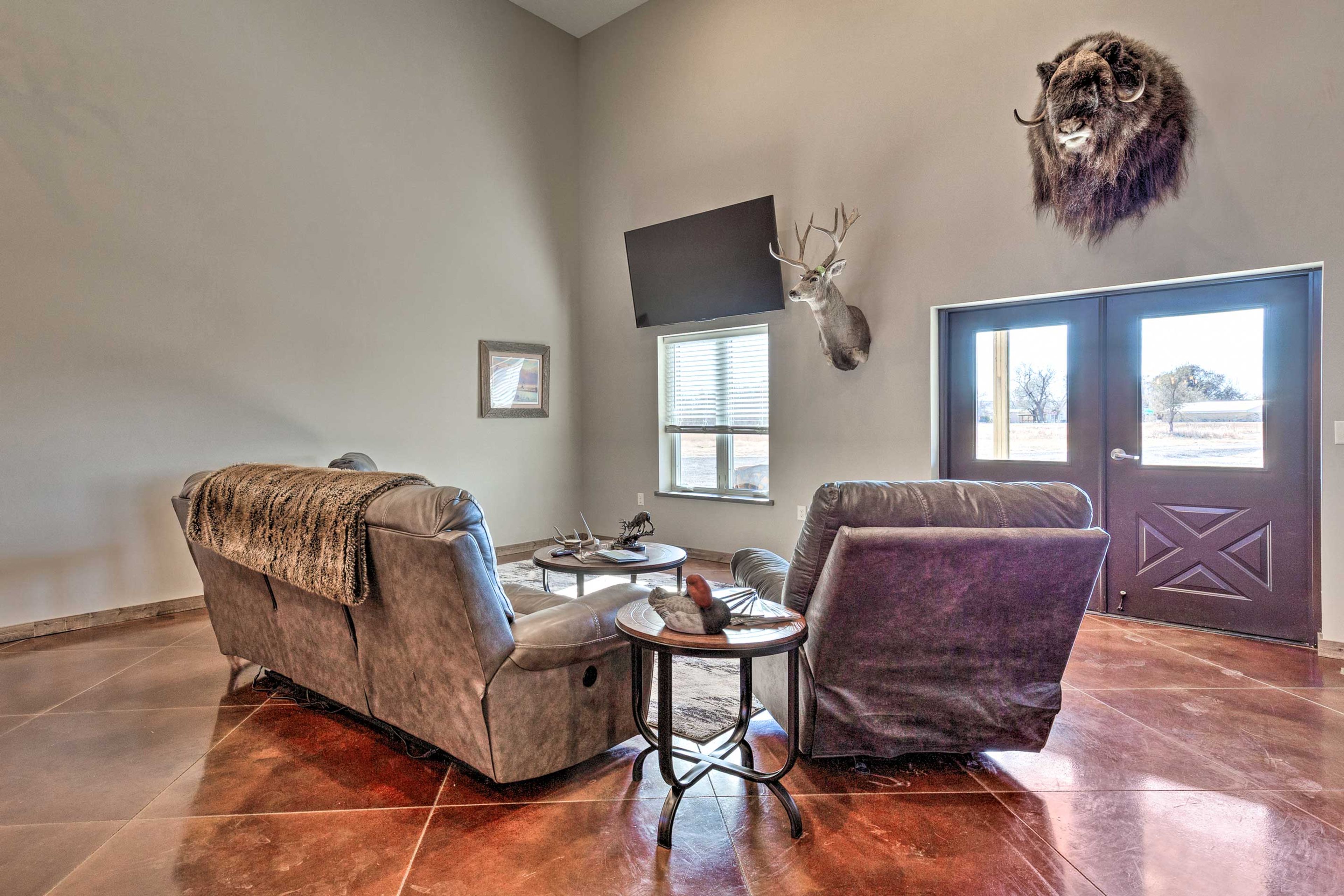 Living Room | Free WiFi | Cable TV | Central A/C & Heat