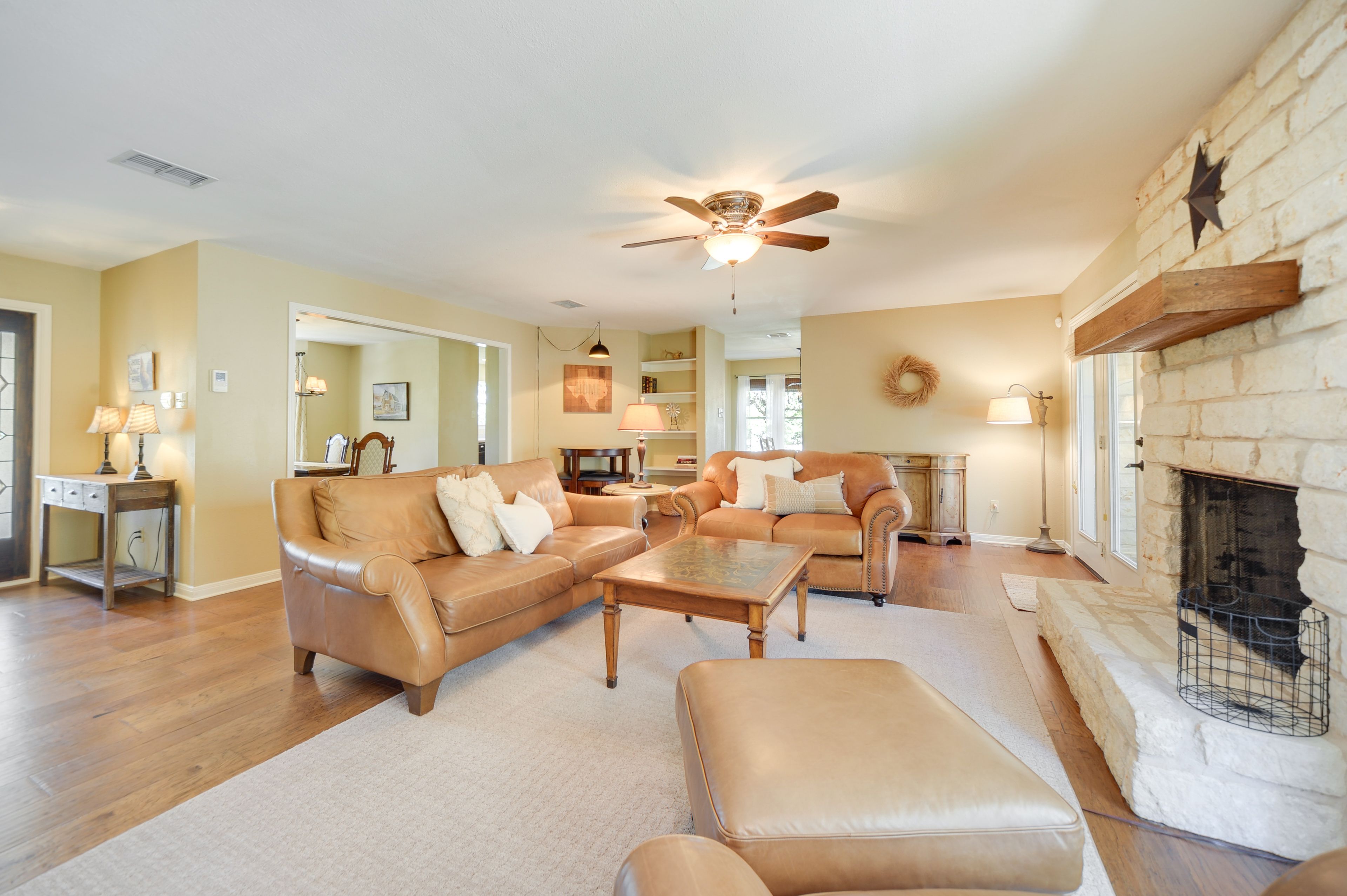 Living Room | Smart TV | Free WiFi | Central A/C