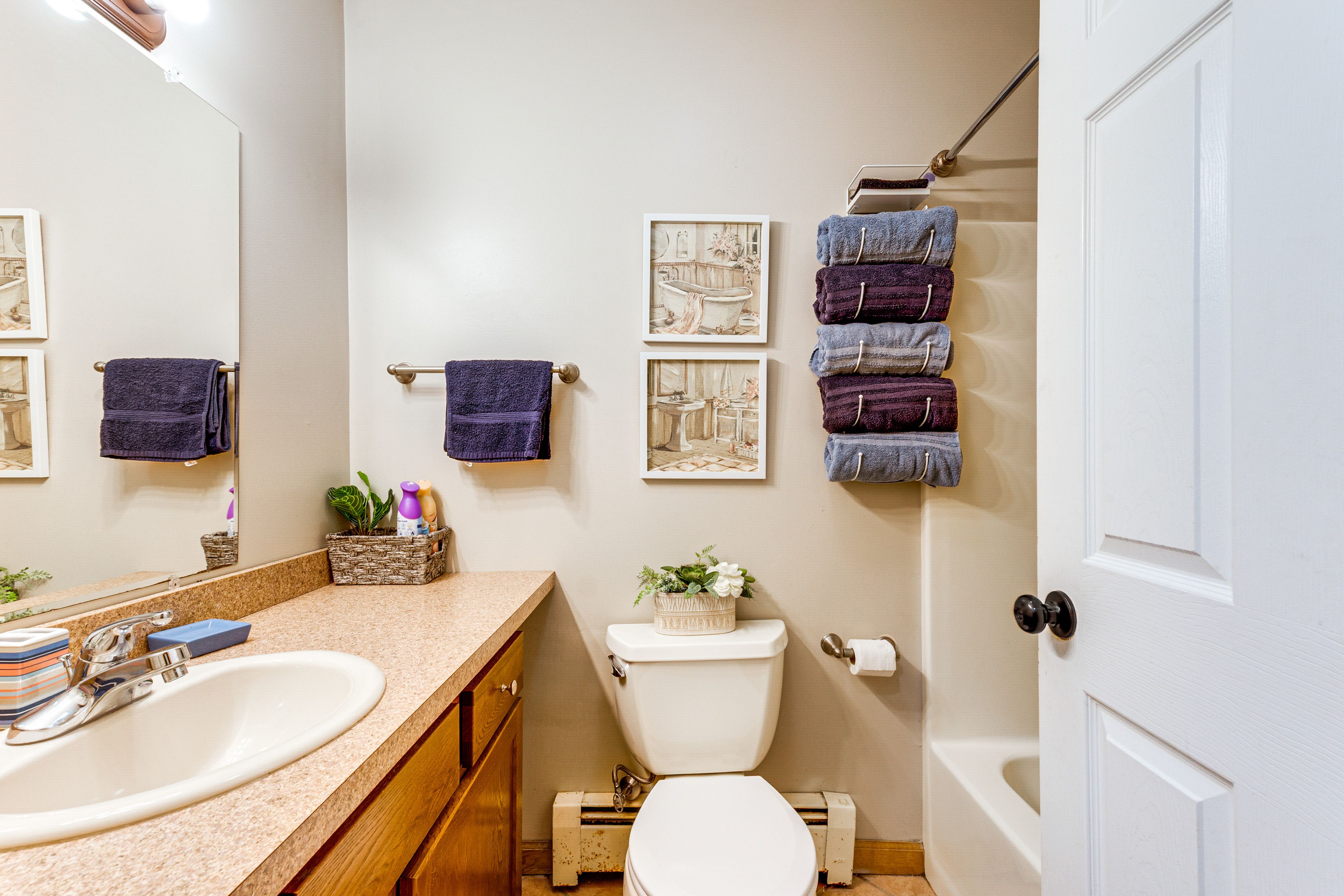 Full Bathroom | Towels Provided