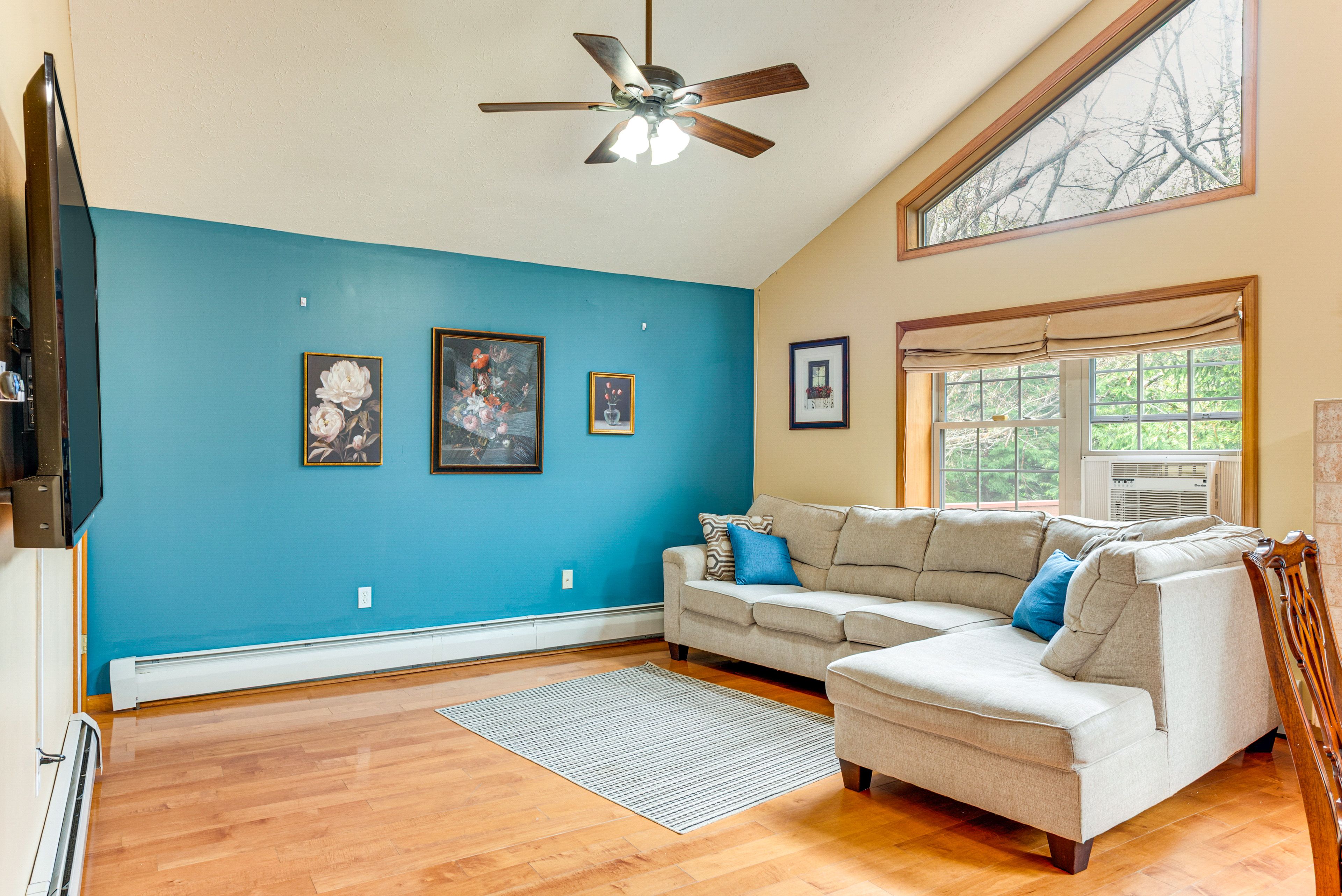Living Room | A/C Units | Free WiFi