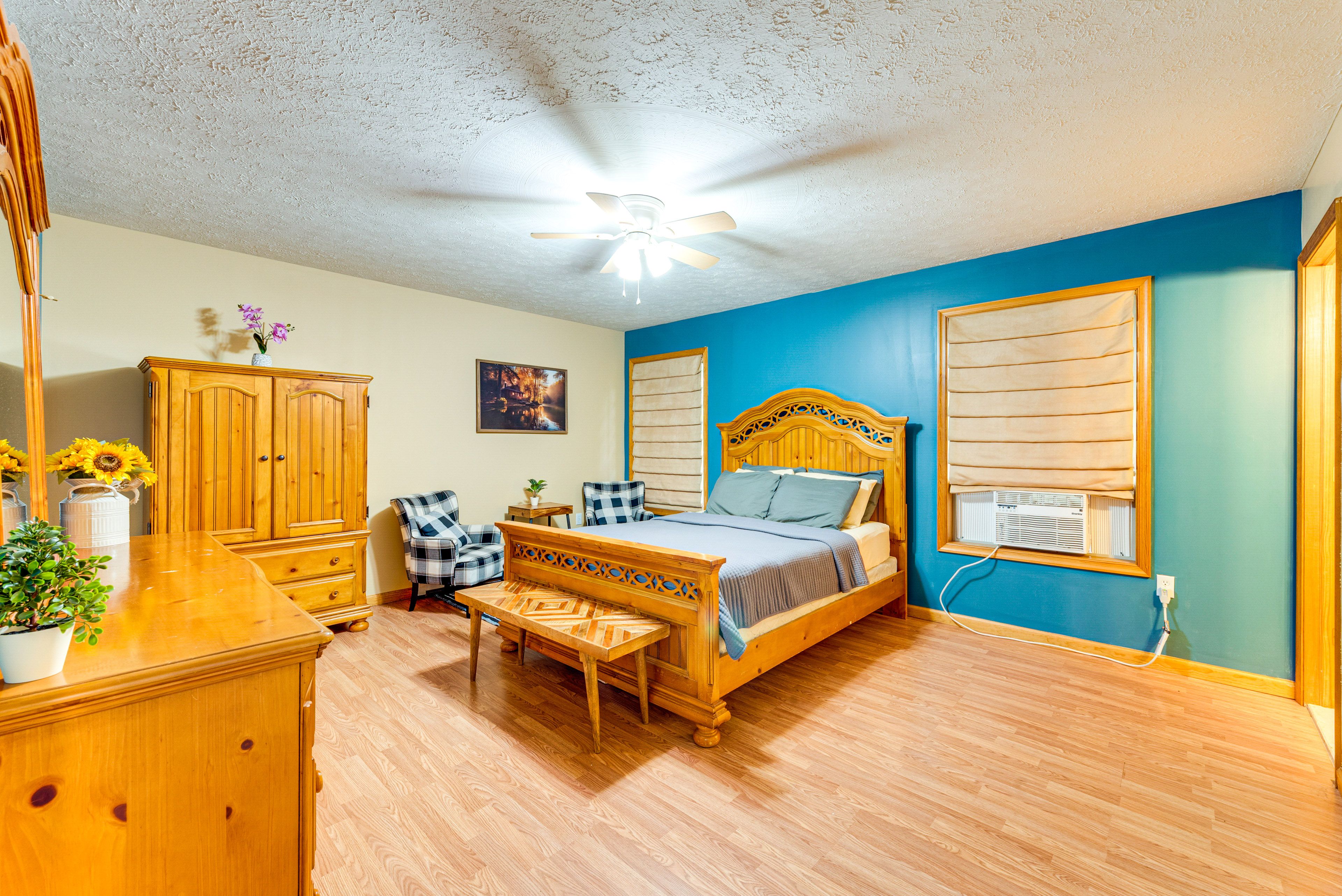 Bedroom 1 | Queen Bed