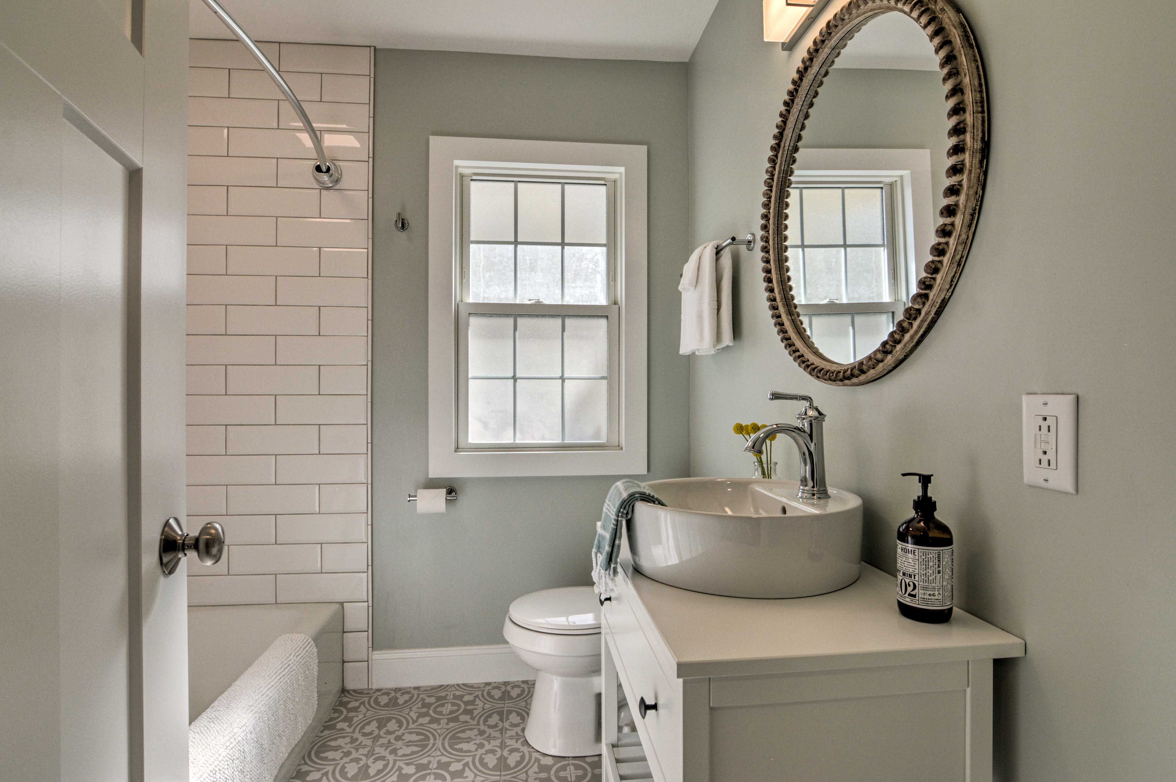 The full bathroom includes a shower/tub combo.