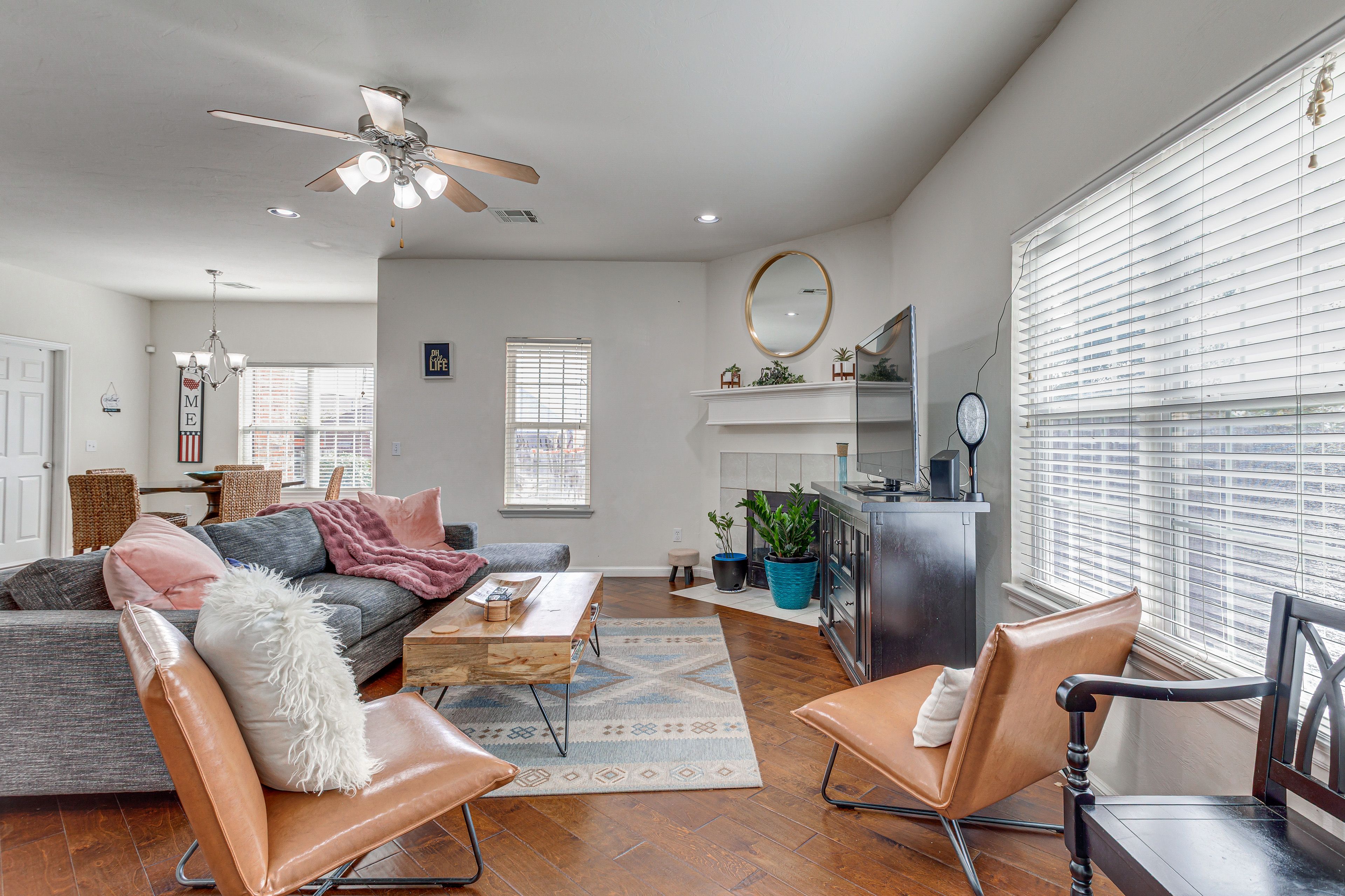 Living Room | Coffee Table (Converts to Desk)