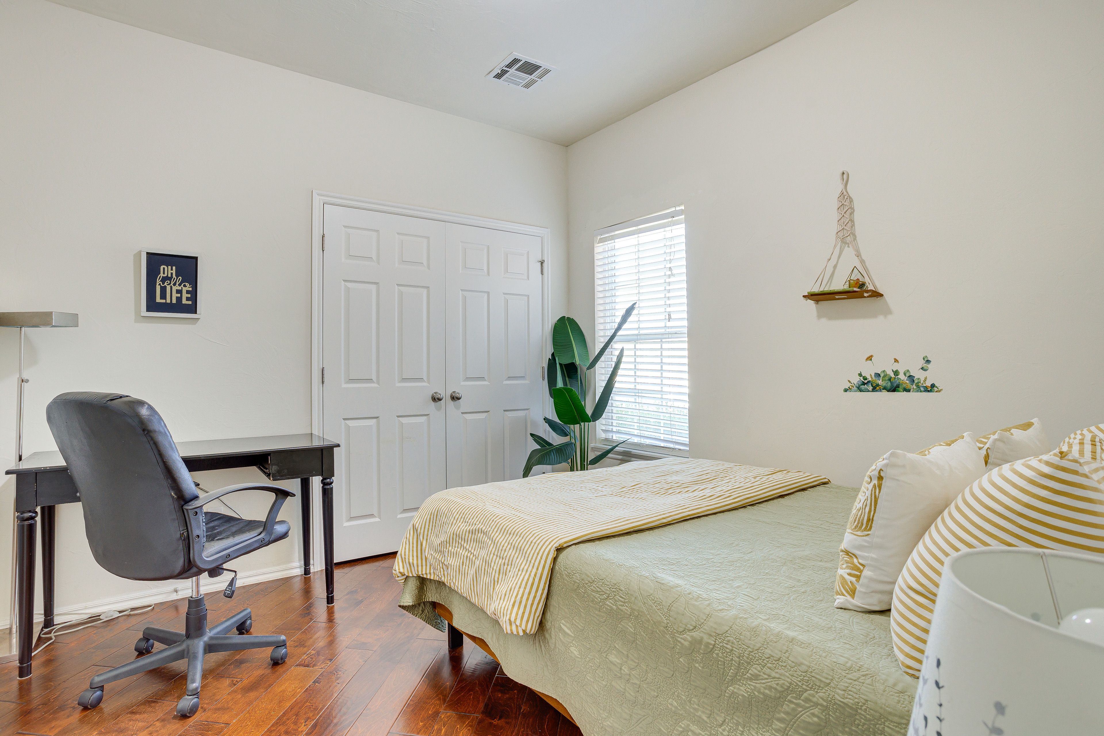 Bedroom 1 | Queen Bed | Linens Provided | Desk | Printer
