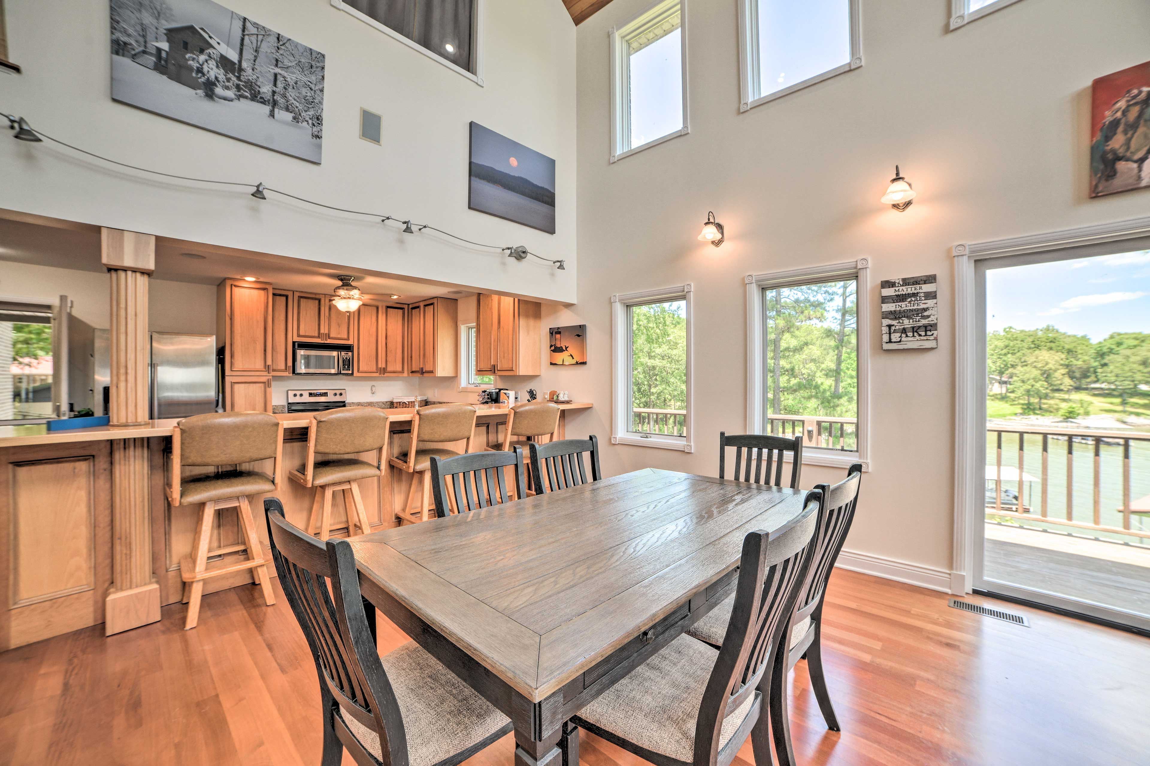 Dining Area | Dishware Provided