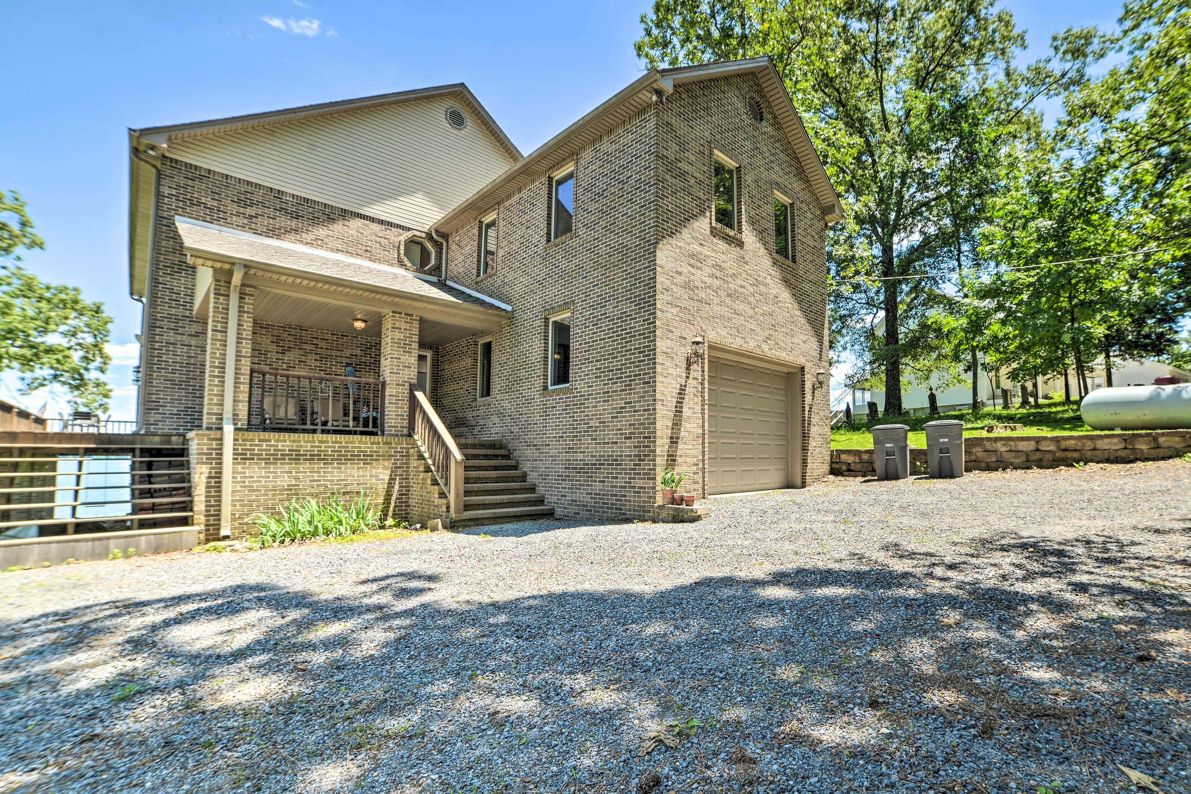 Exterior | Parking | Garage (1 vehicle), Driveway (3 vehicles)