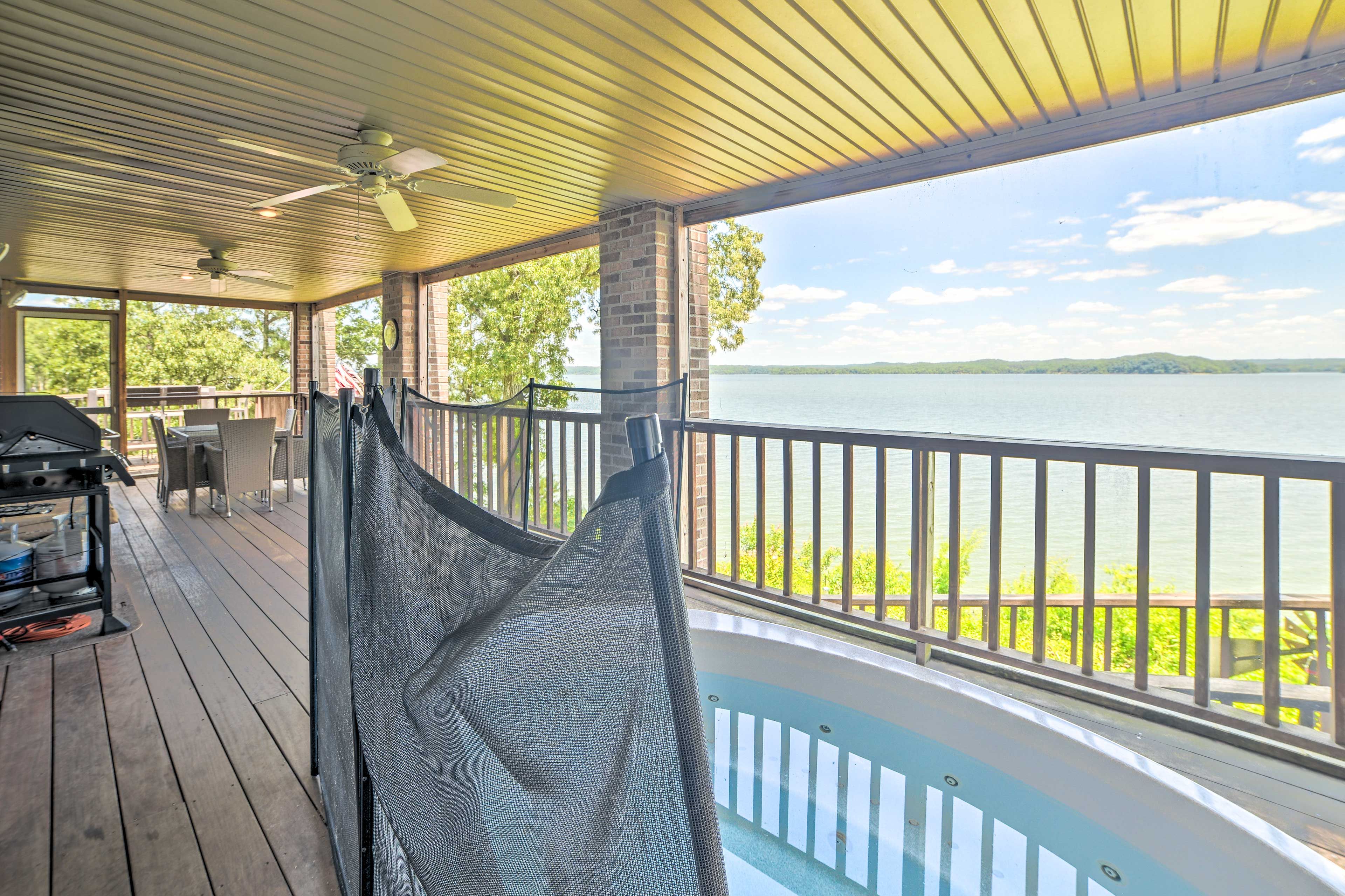 Deck | Hot Tub