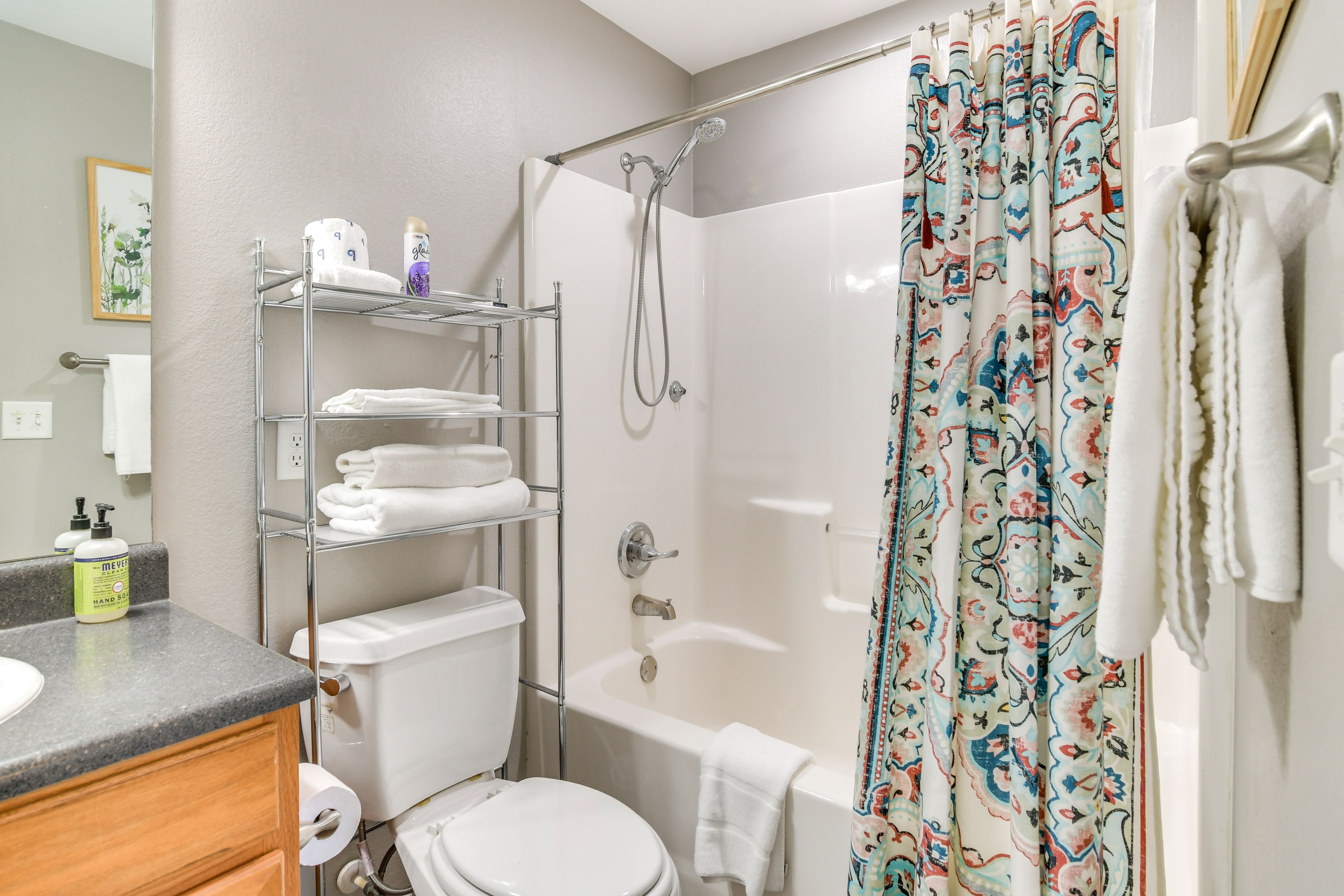 Full Bathroom | Towels Provided