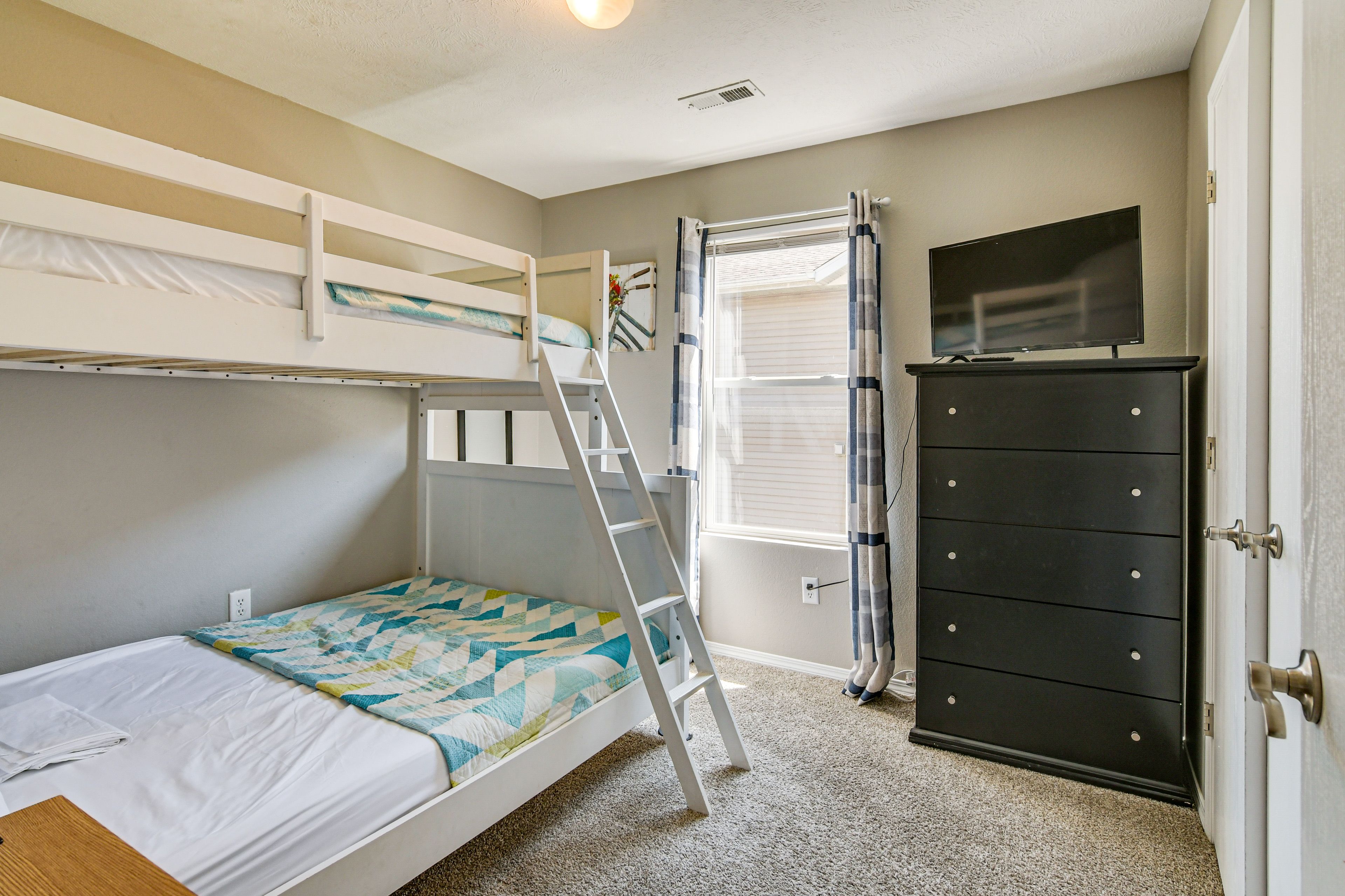 Bedroom 3 | Twin/Full Bunk Bed