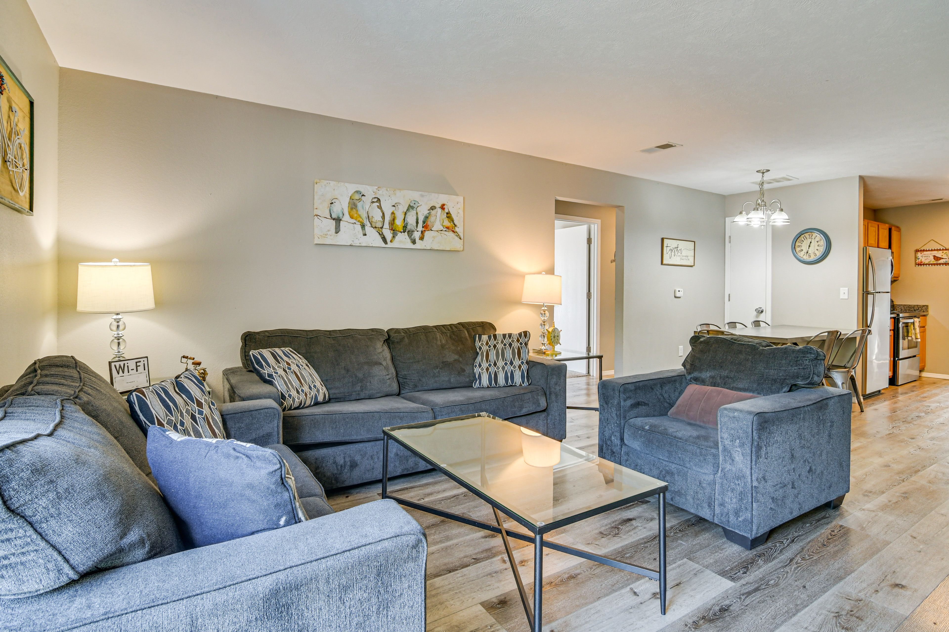 Living Room | Queen Sleeper Sofa | Central Heating & A/C | Free WiFi | Smart TV