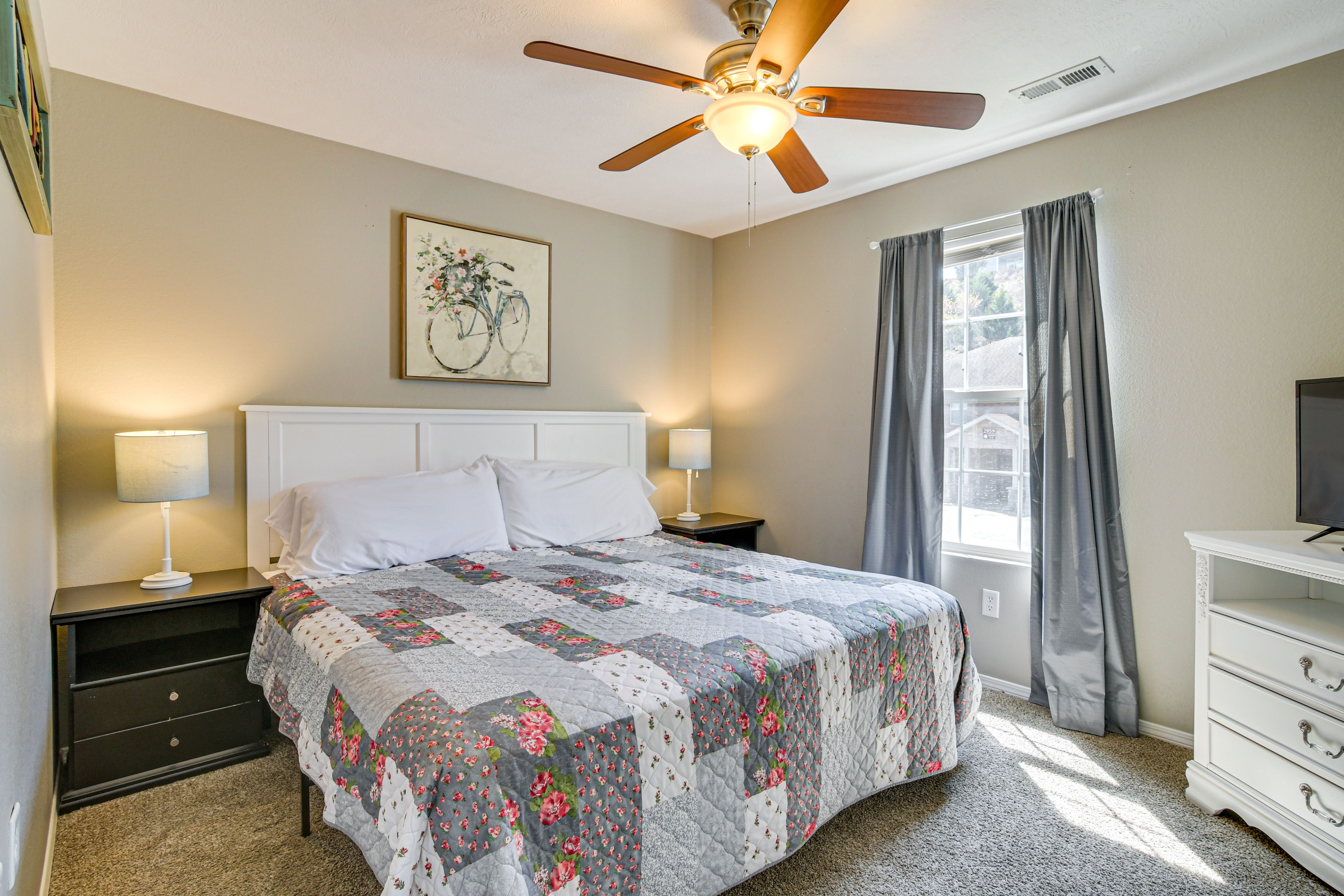 Bedroom 2 | Queen Bed | Smart TV