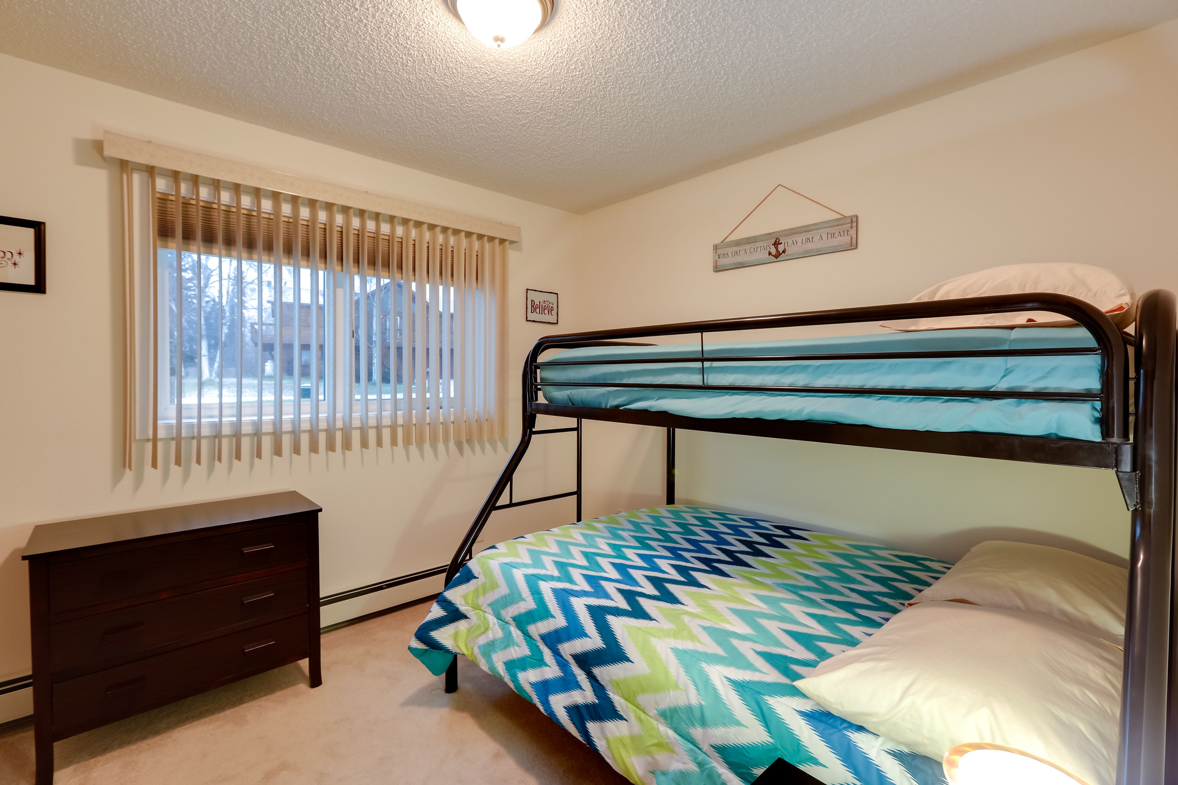 Bedroom 3 | Twin/Full Bunk Bed