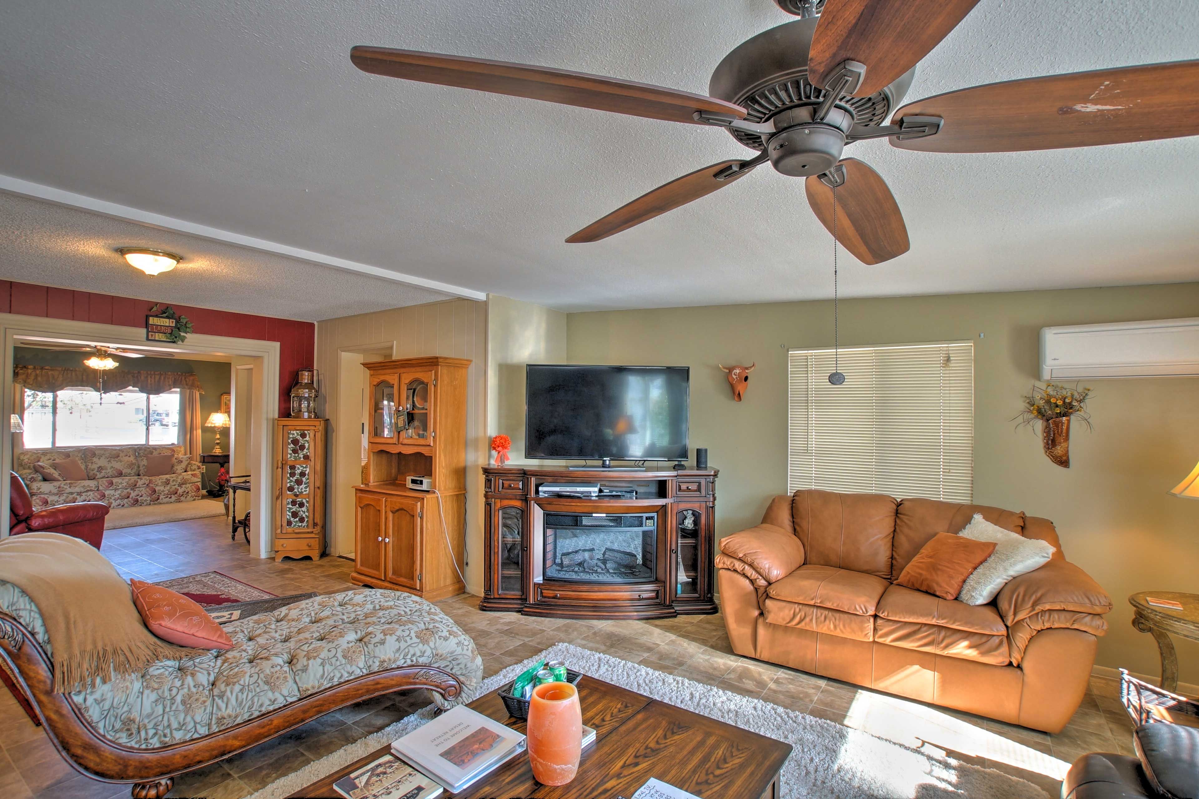 Up to 6 guests can retreat to this Sun City escape!