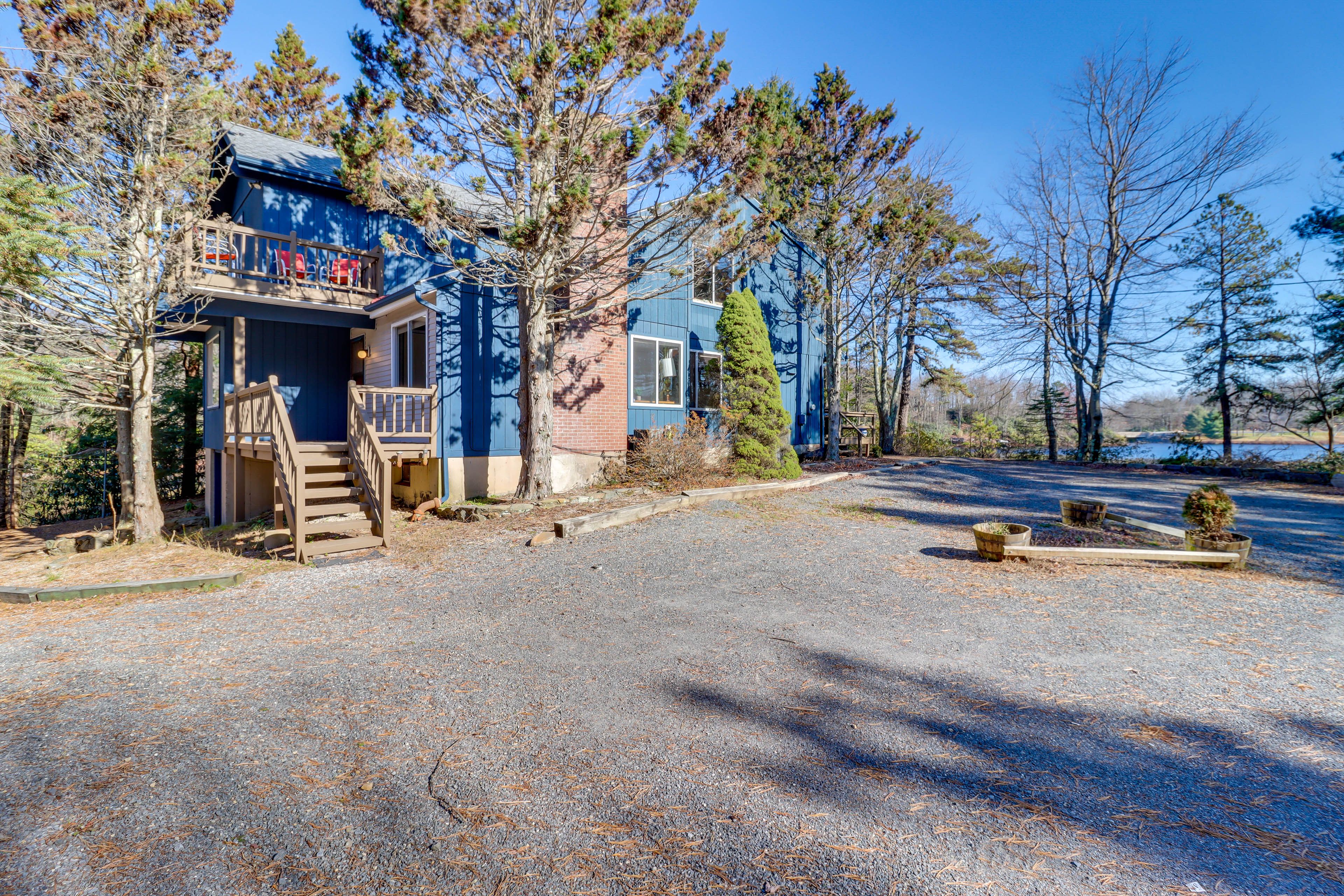 Exterior | Parking | Driveway (8 Vehicles)