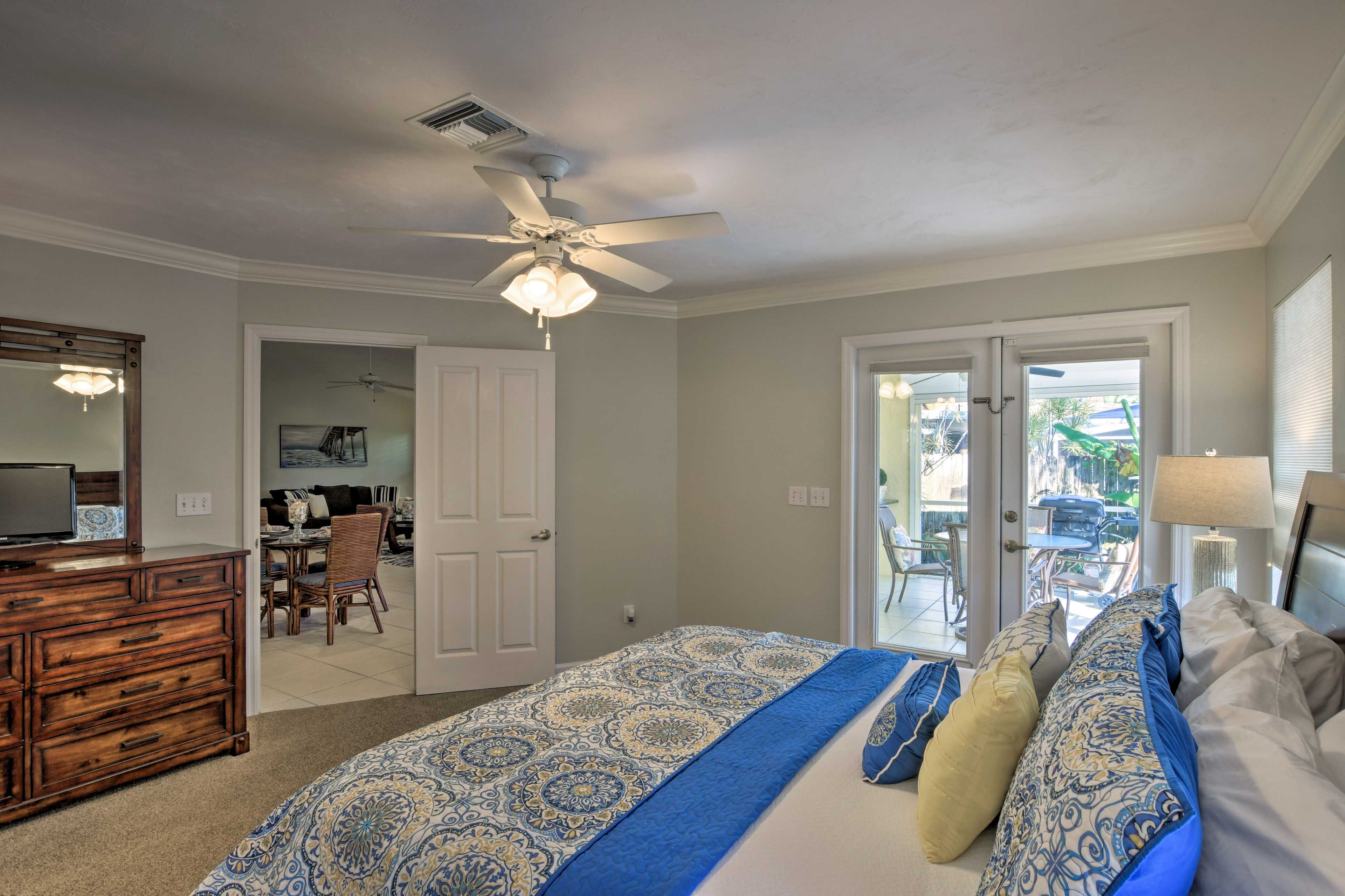 The room boasts a king bed and access to the lanai.
