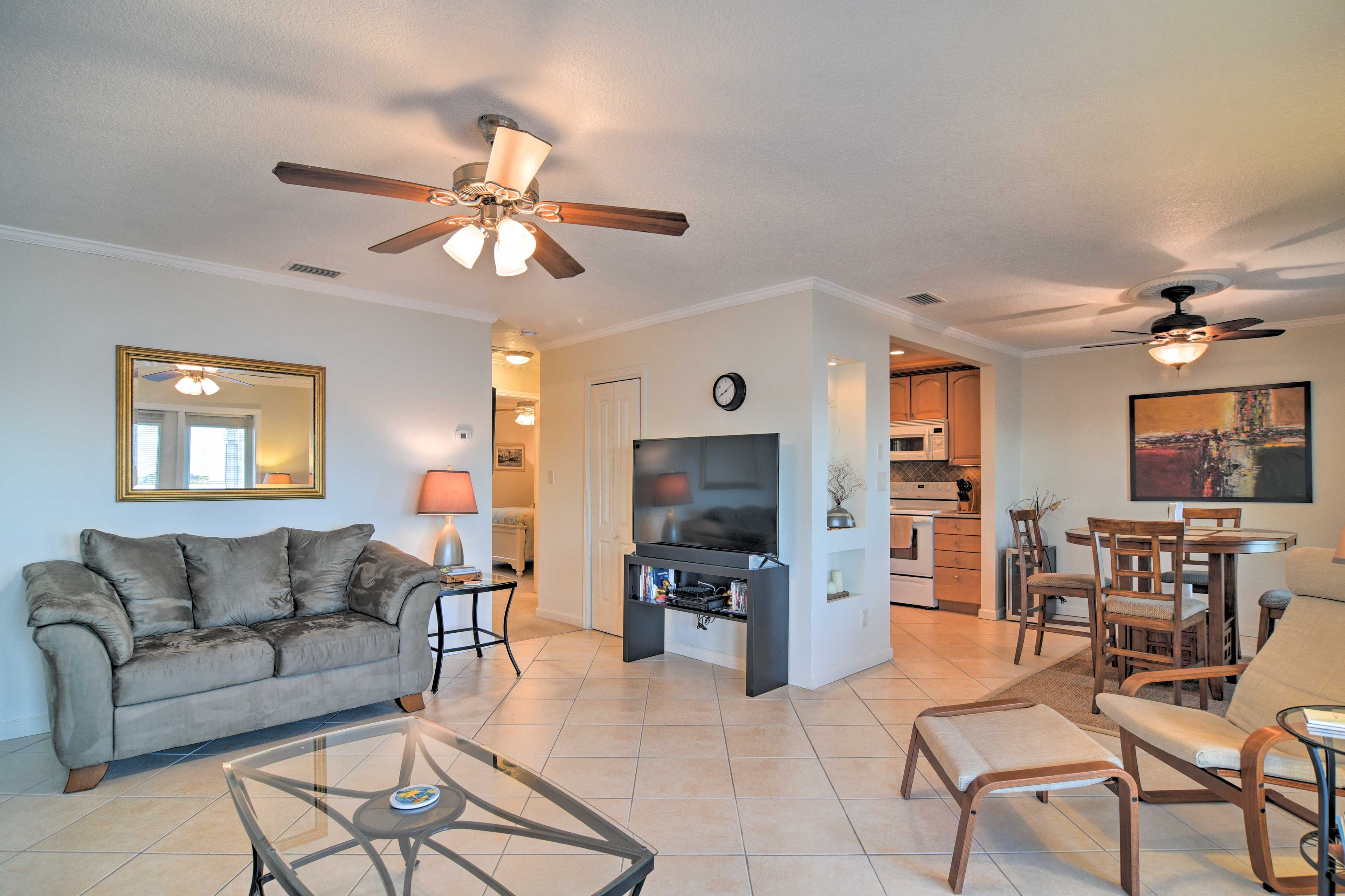 Living Room | Free WiFi | Cable TV | Central A/C & Heat