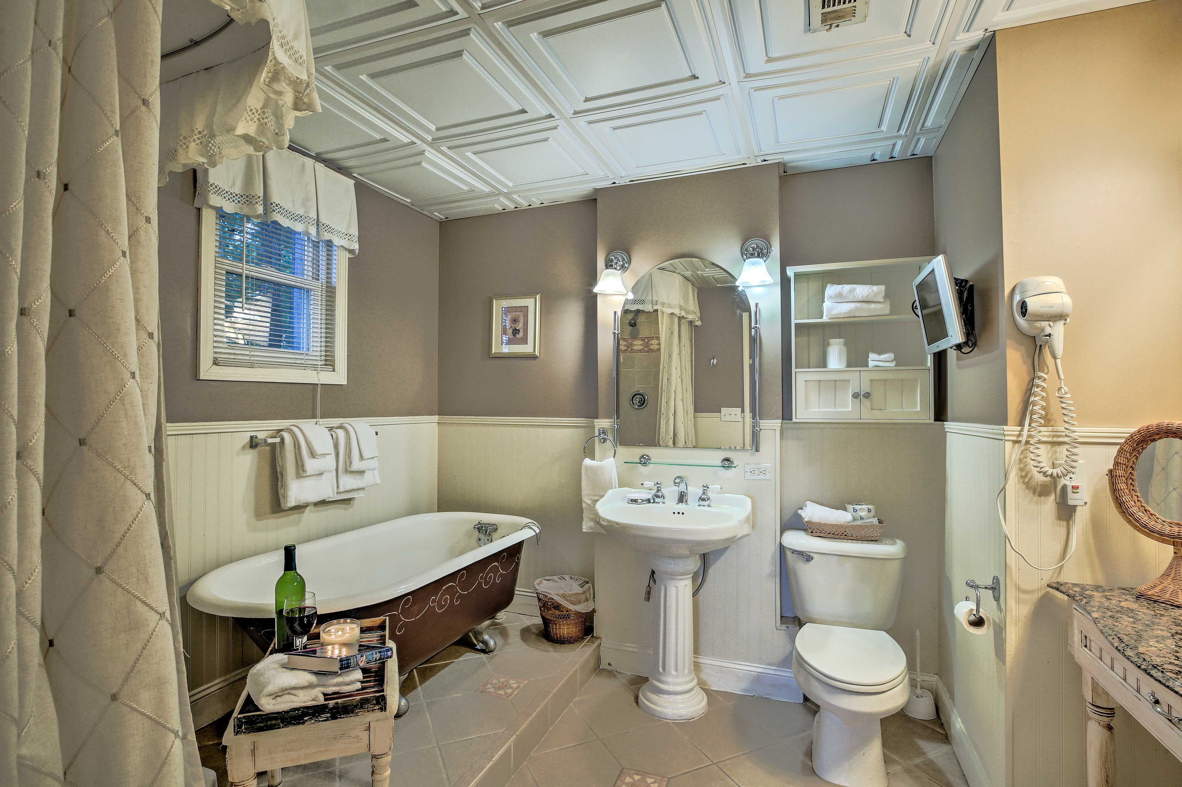 Bathroom | Clawfoot Tub | Cable TV | Hair Dryer | Lower Level