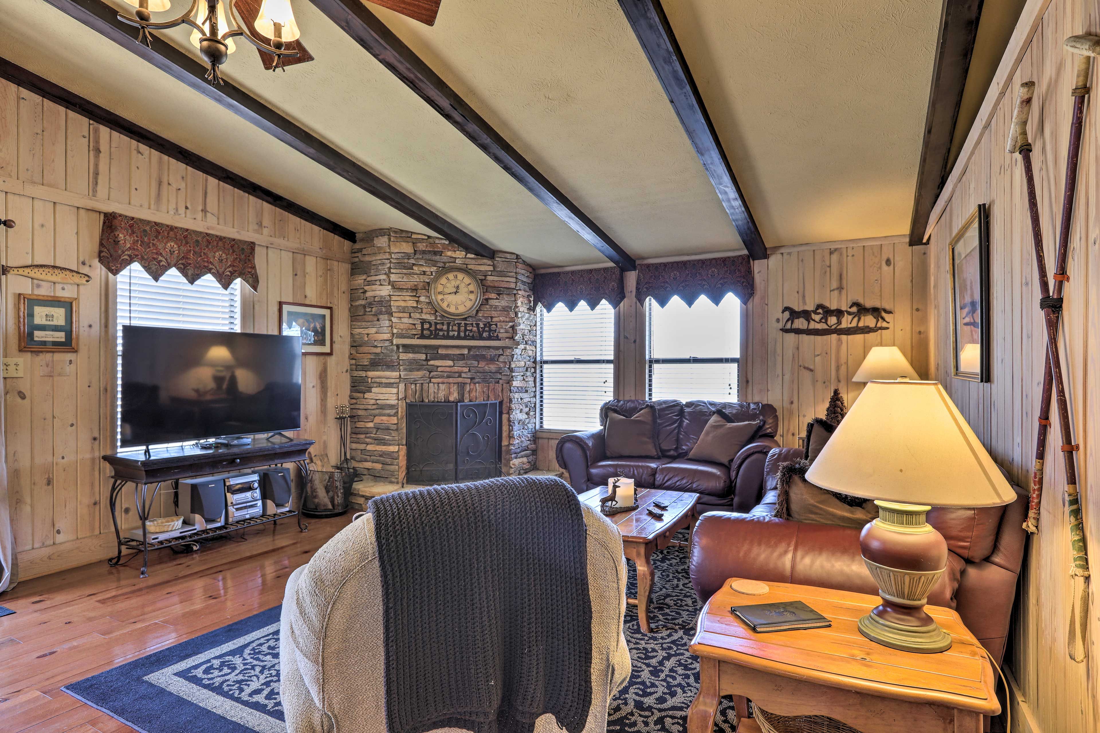 Great Room | Wood-Burning Fireplace | Cable TV | Stereo | Main Level