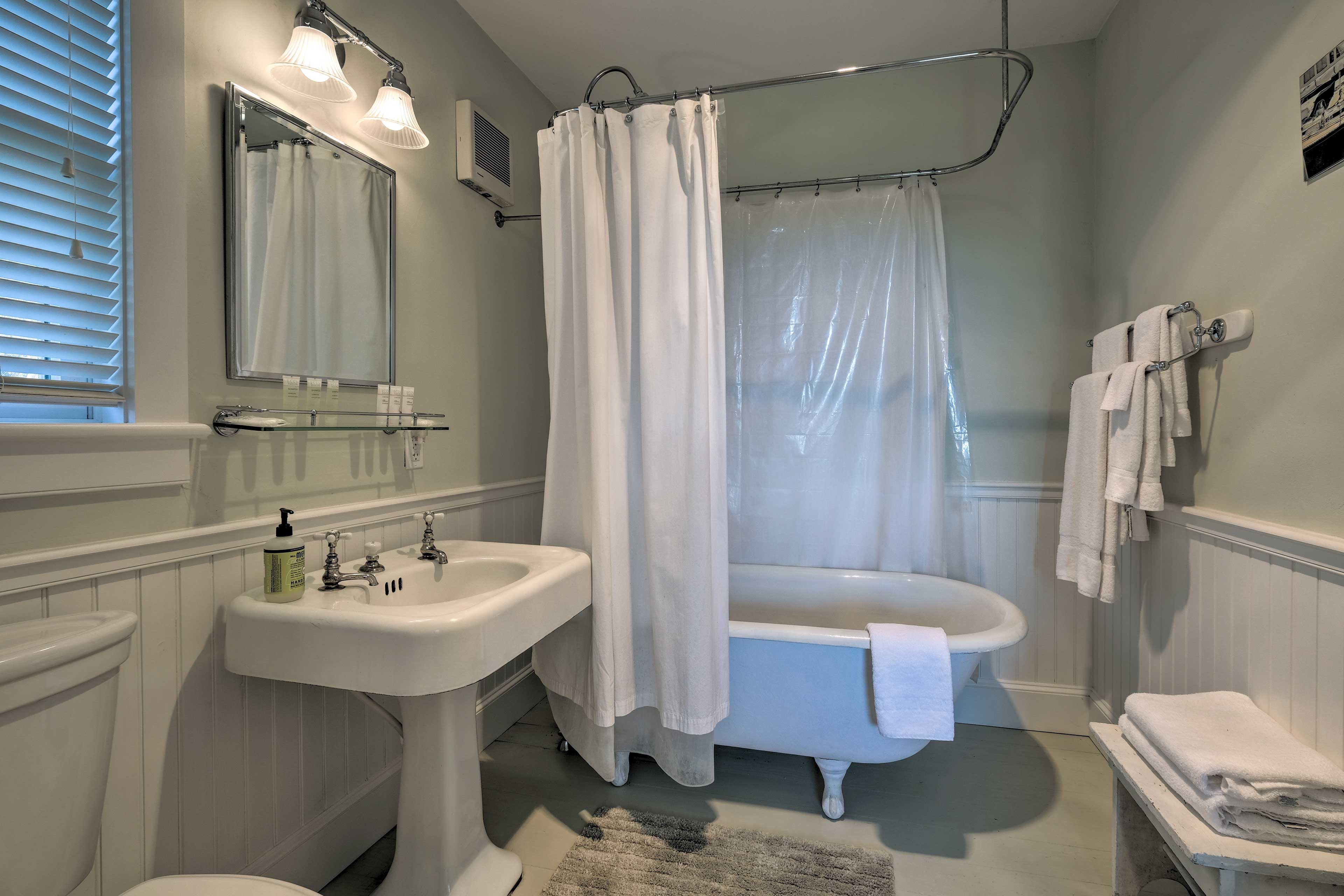 Full Bathroom | Towels Provided