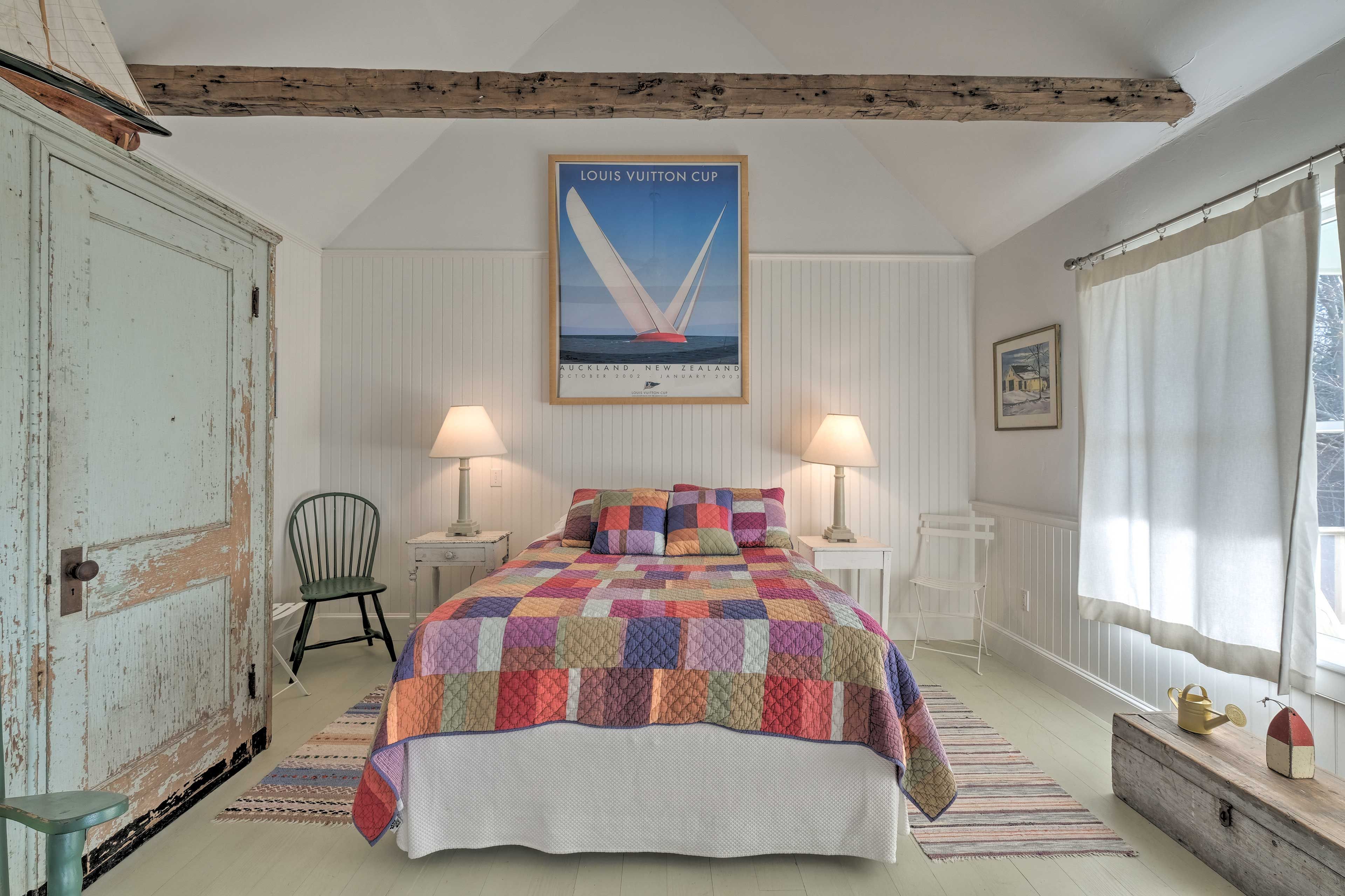 Studio | Queen Bed | Linens Provided