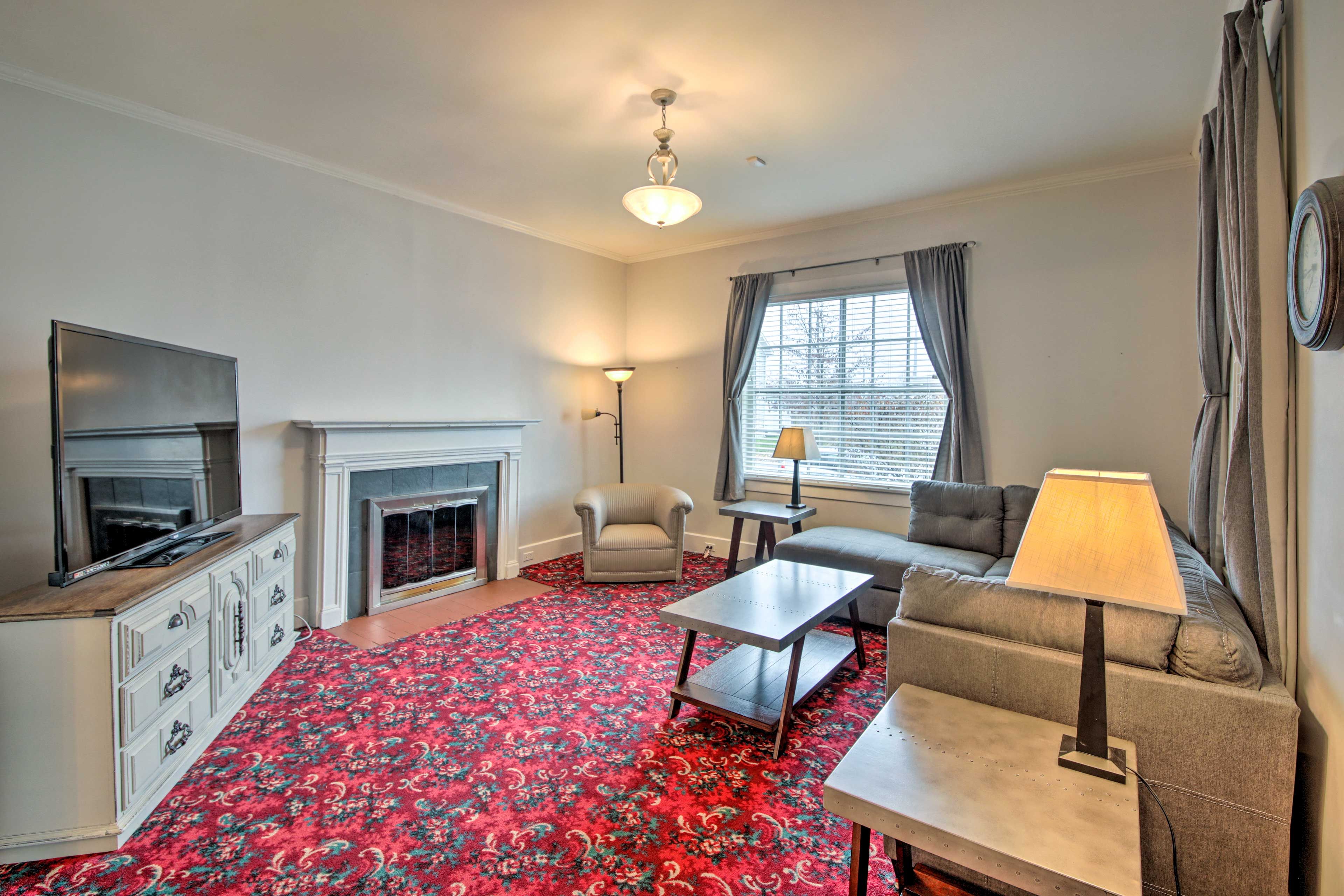 Living Room | Fireplace (Not Available for Guest Use) | Free WiFi | A/C
