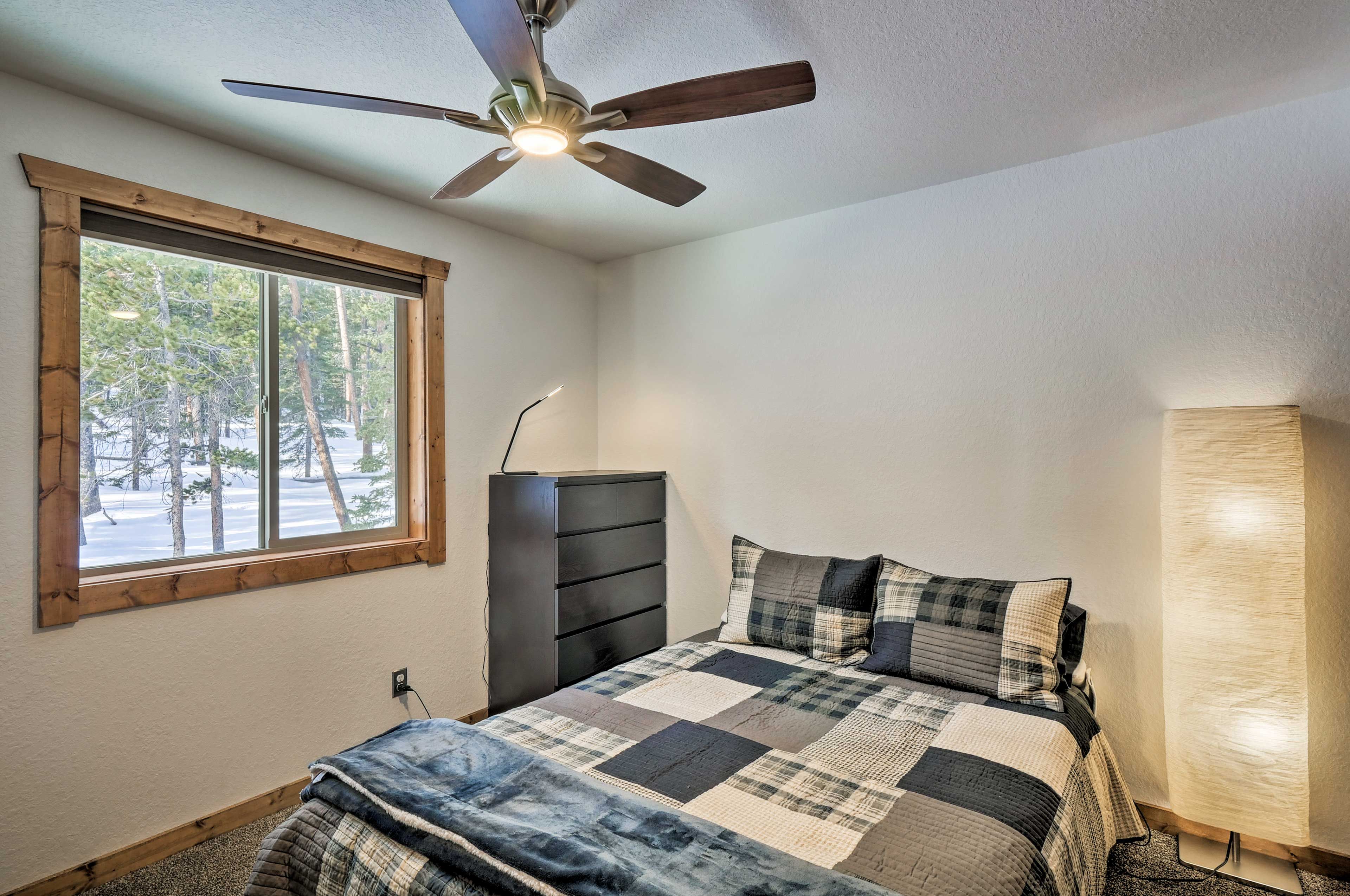Bedroom 2 | Queen Bed