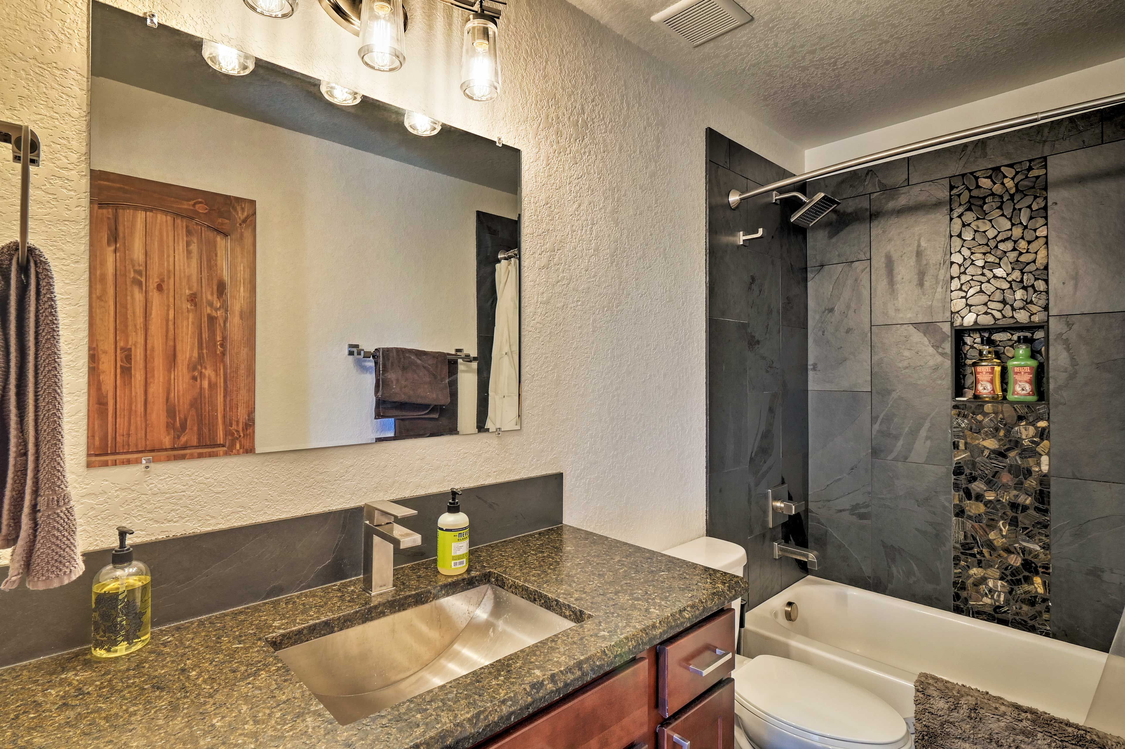 Full Bathroom | Hair Dryer | Complimentary Toiletries