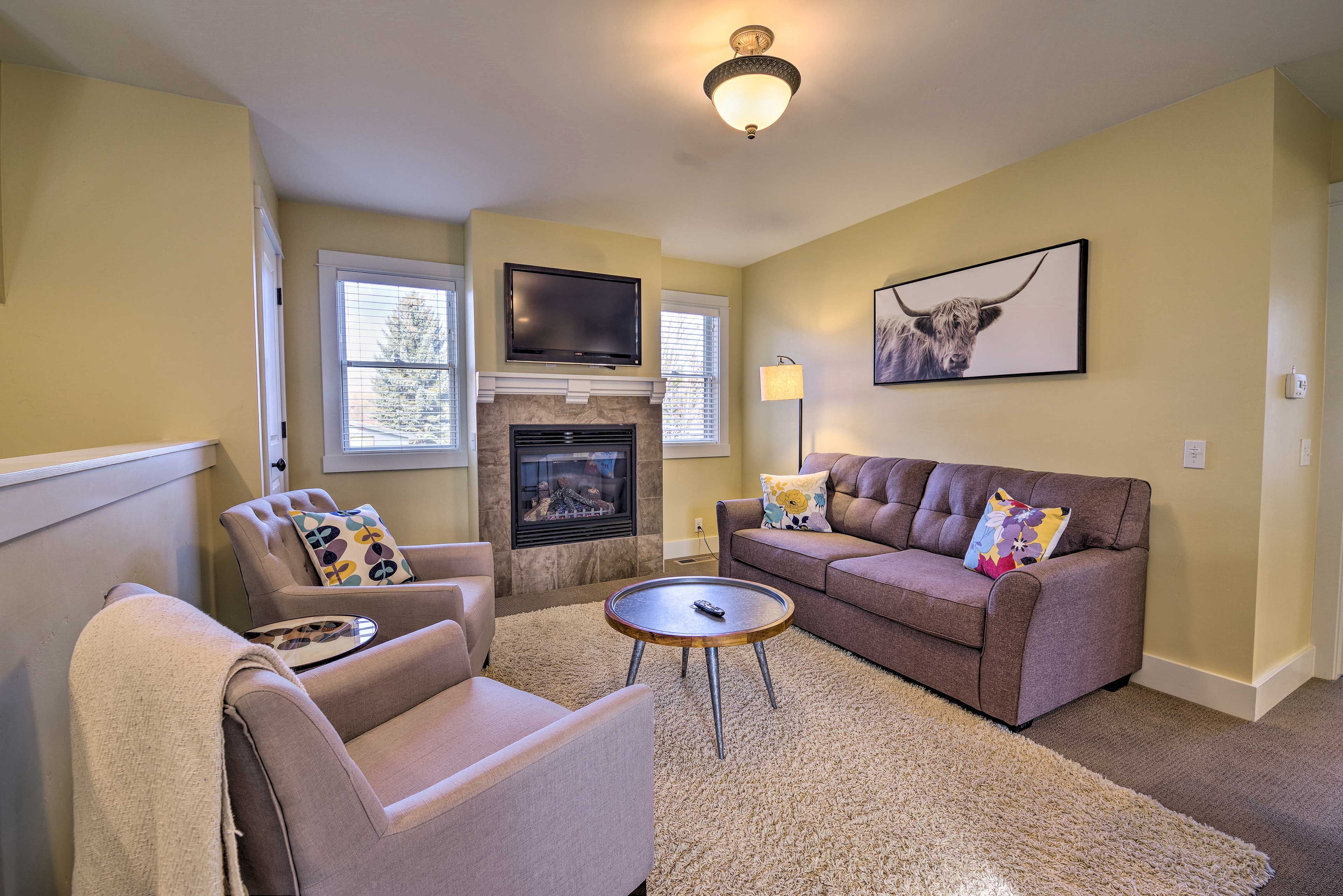 Living Room | Free WiFi | Cable TV | Gas Fireplace | Sleeper Sofa