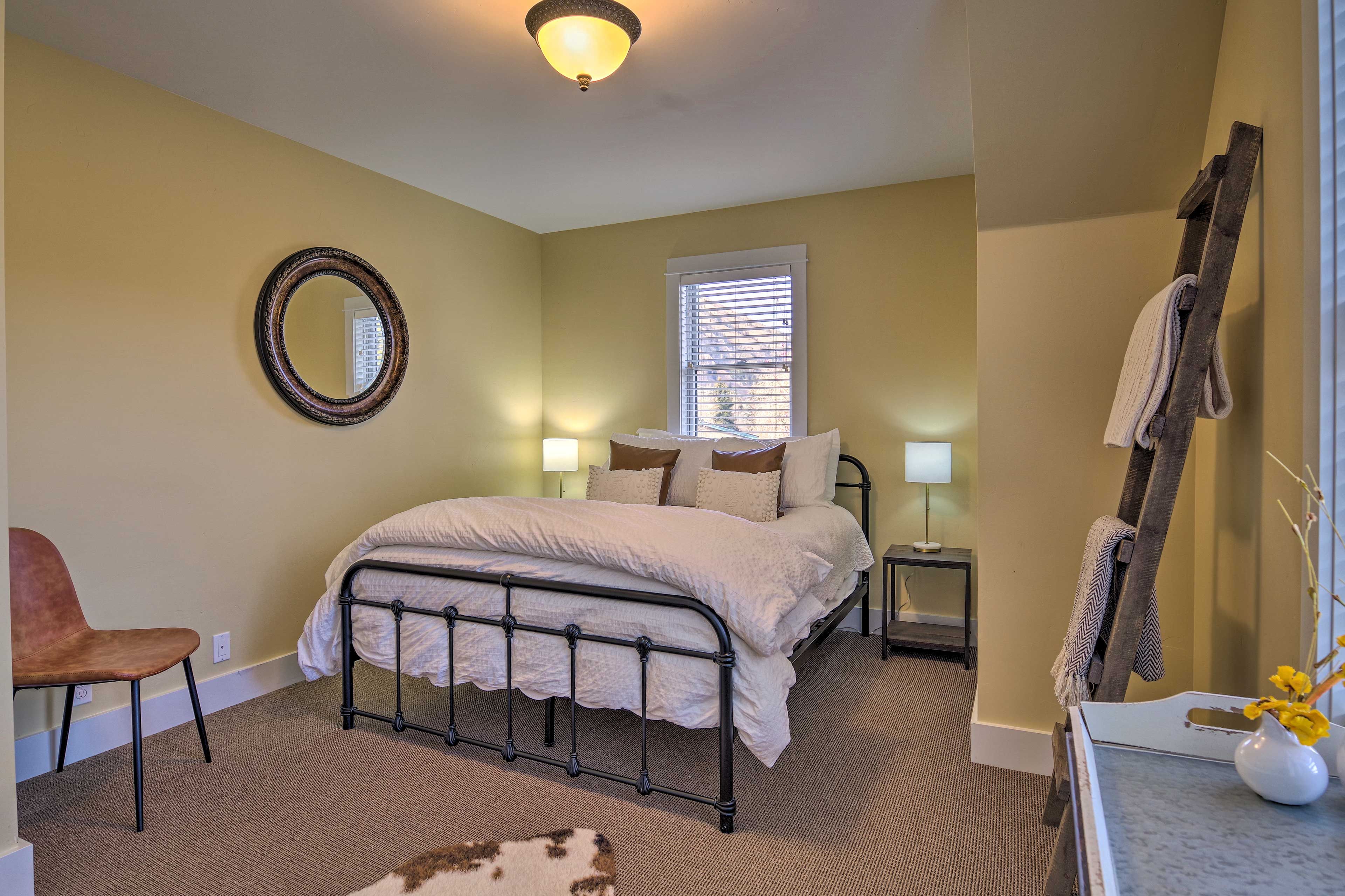 Bedroom | Queen Bed | Linens Provided