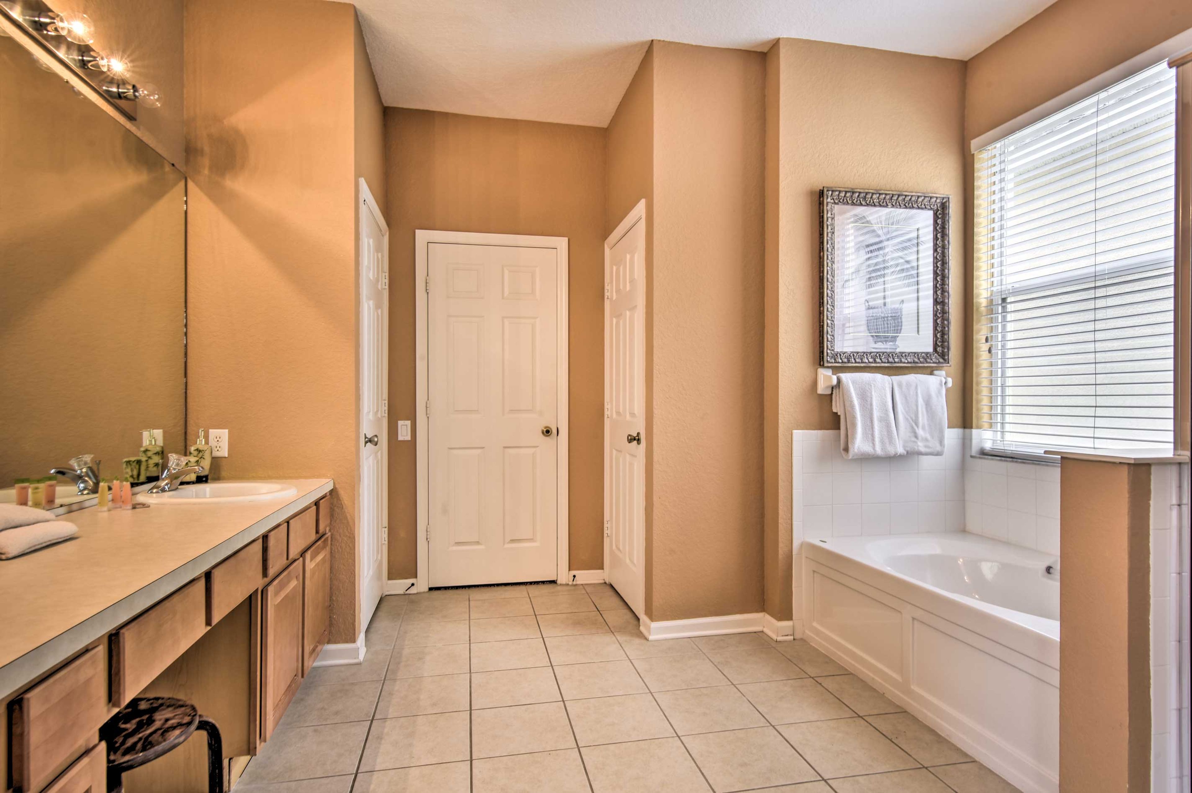 Choose from a soak in the tub or a refreshing shower.