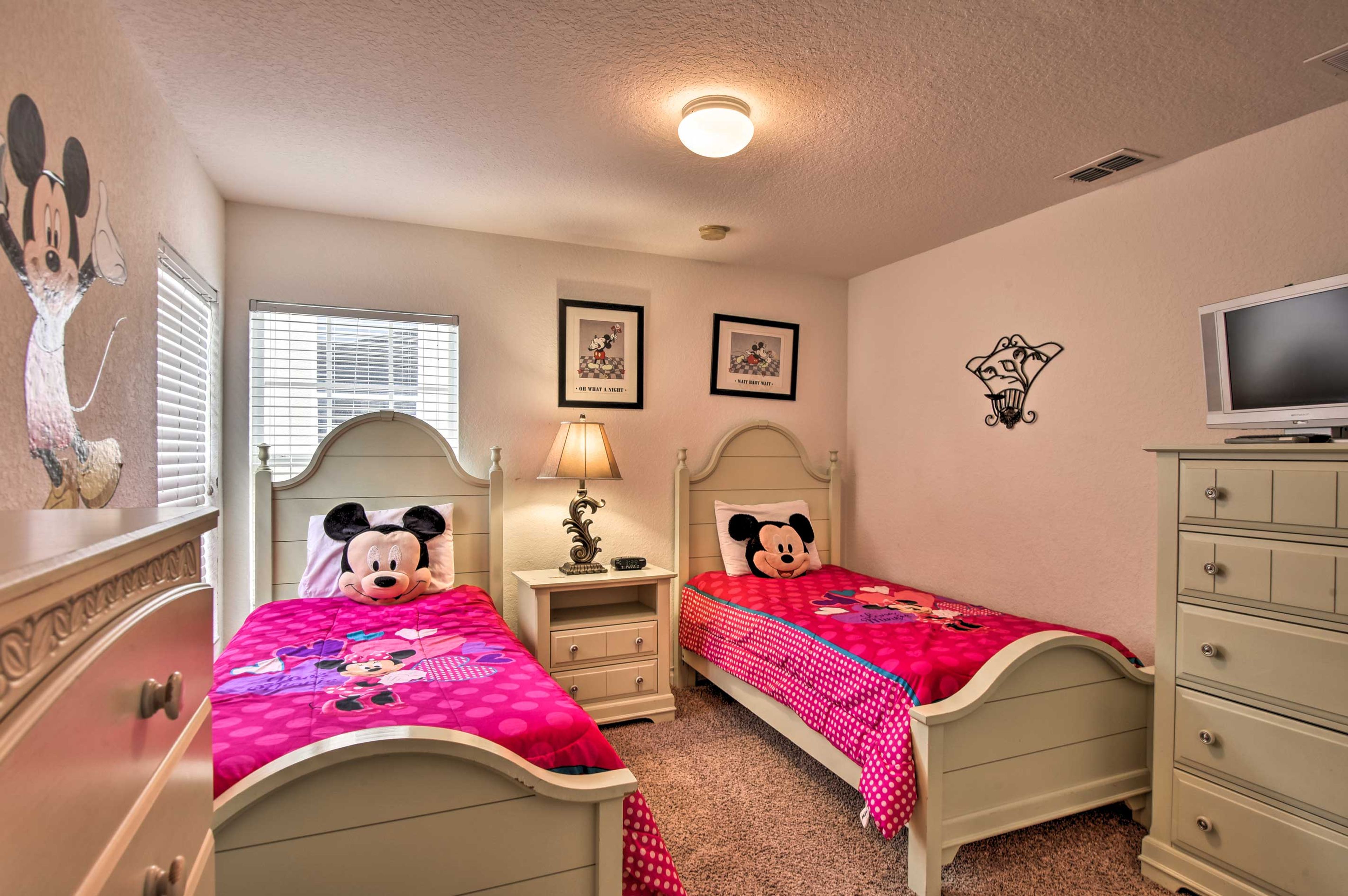 The kiddos can claim the two twin beds.