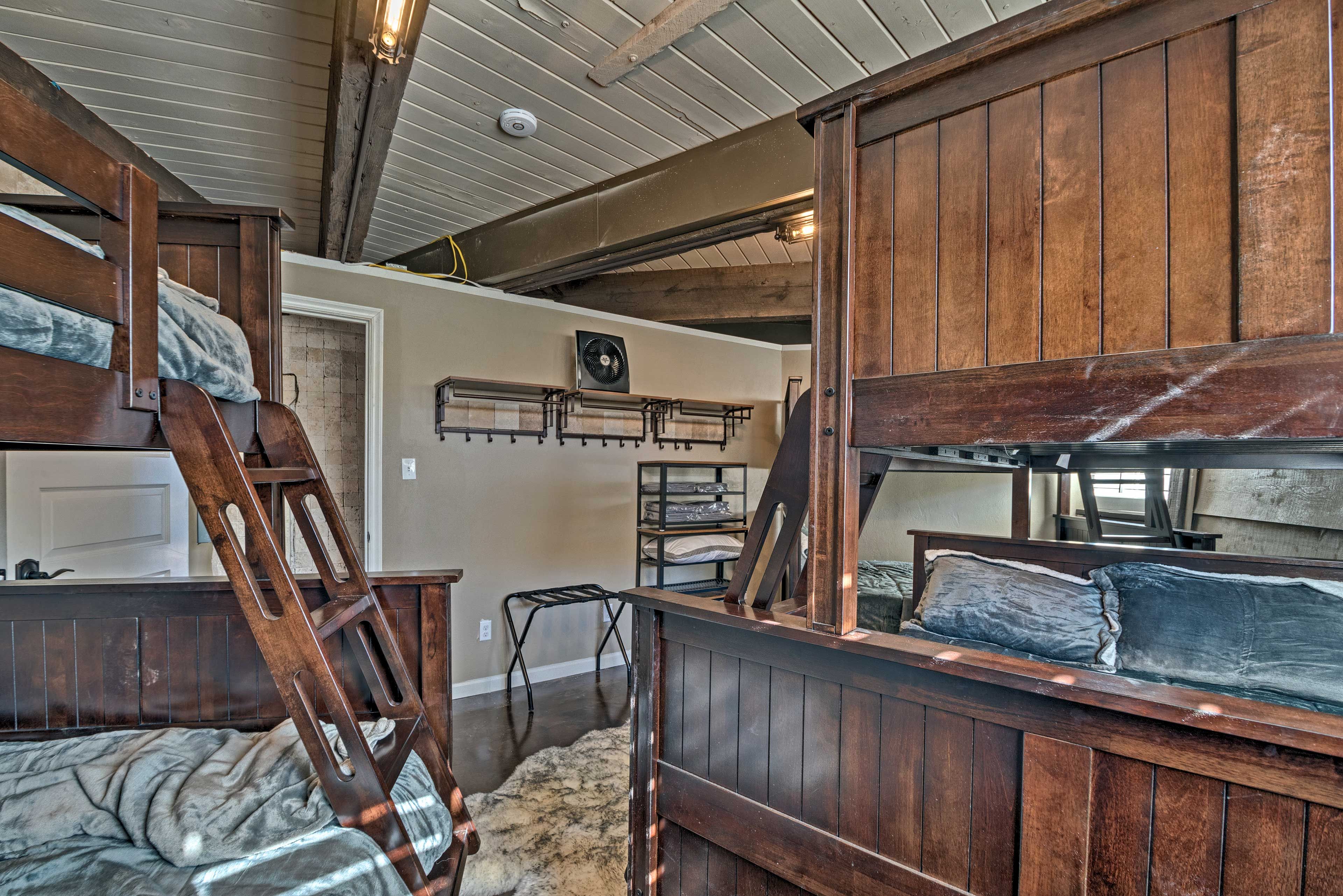 This room can accommodate a large number of kids & solo travelers.
