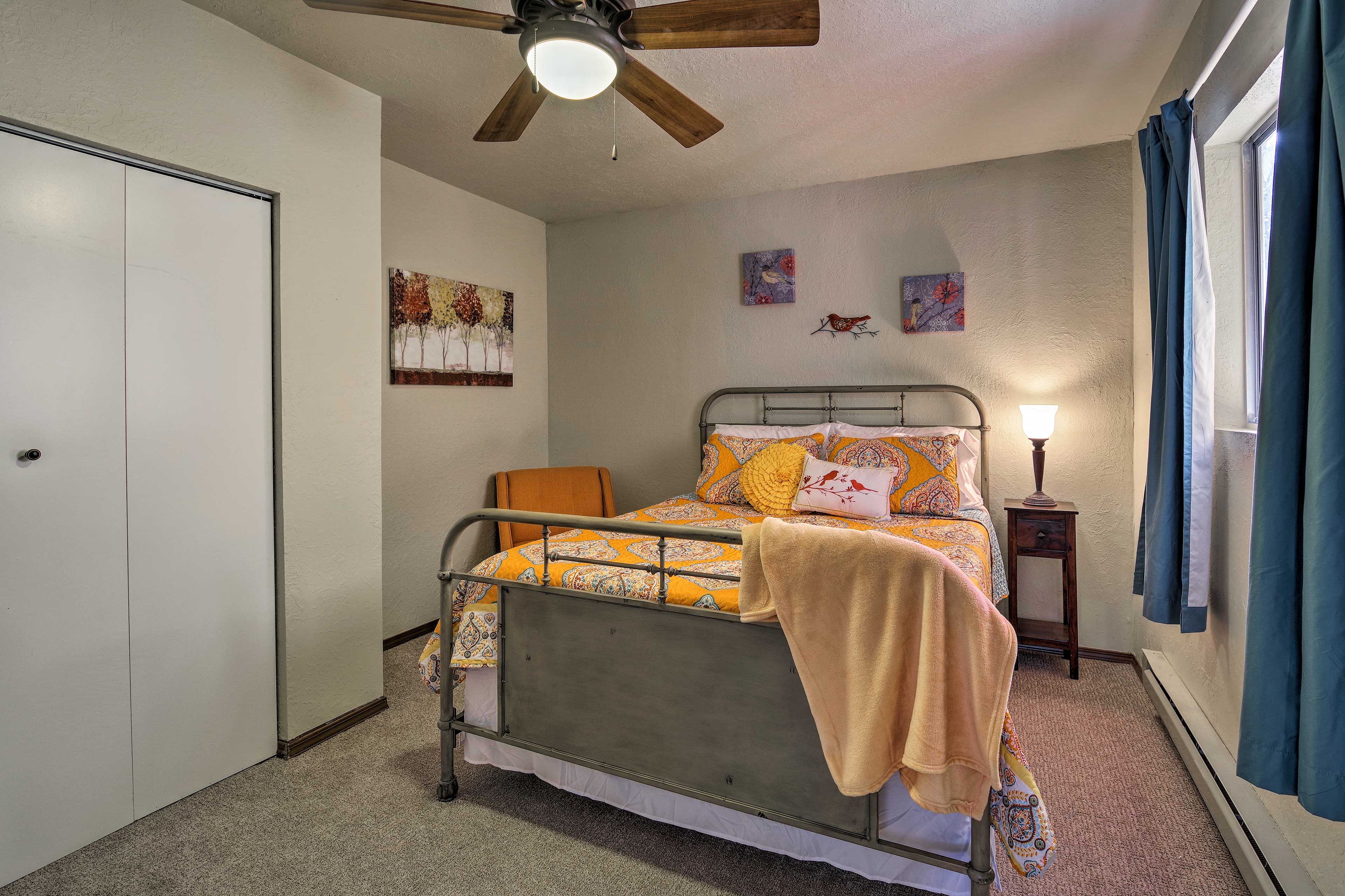Bedroom 2 | Queen Bed