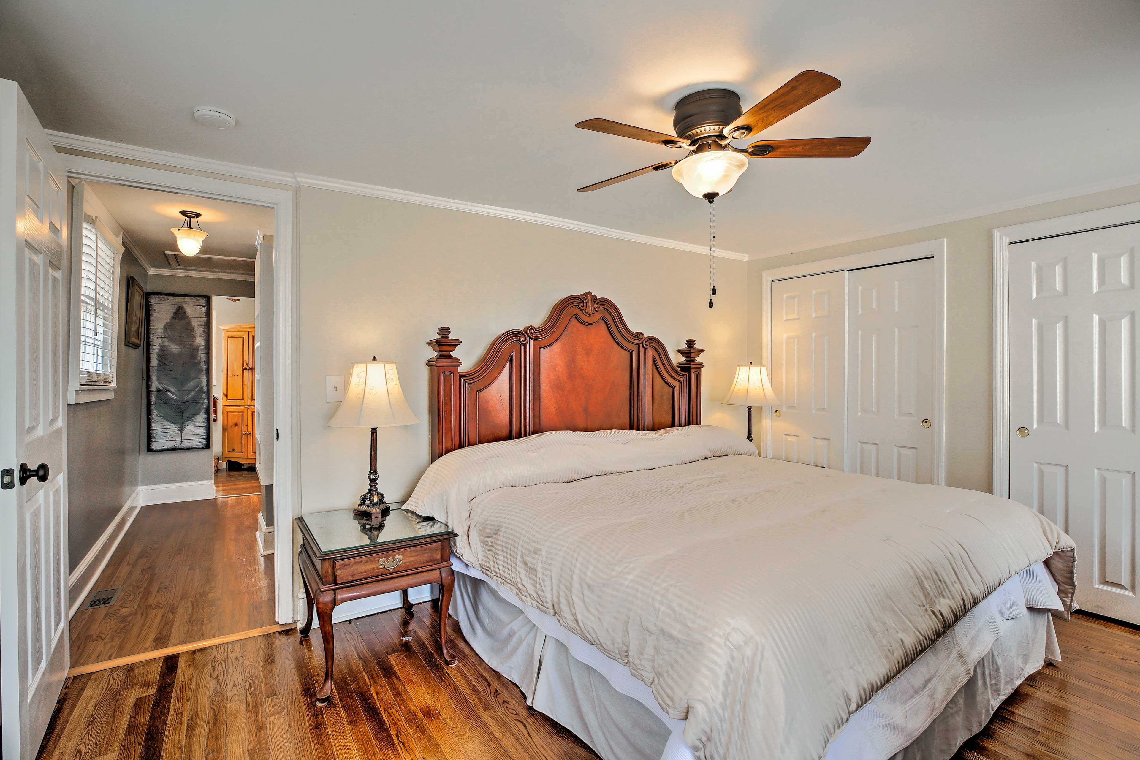 Bedroom 1 | Queen Bed