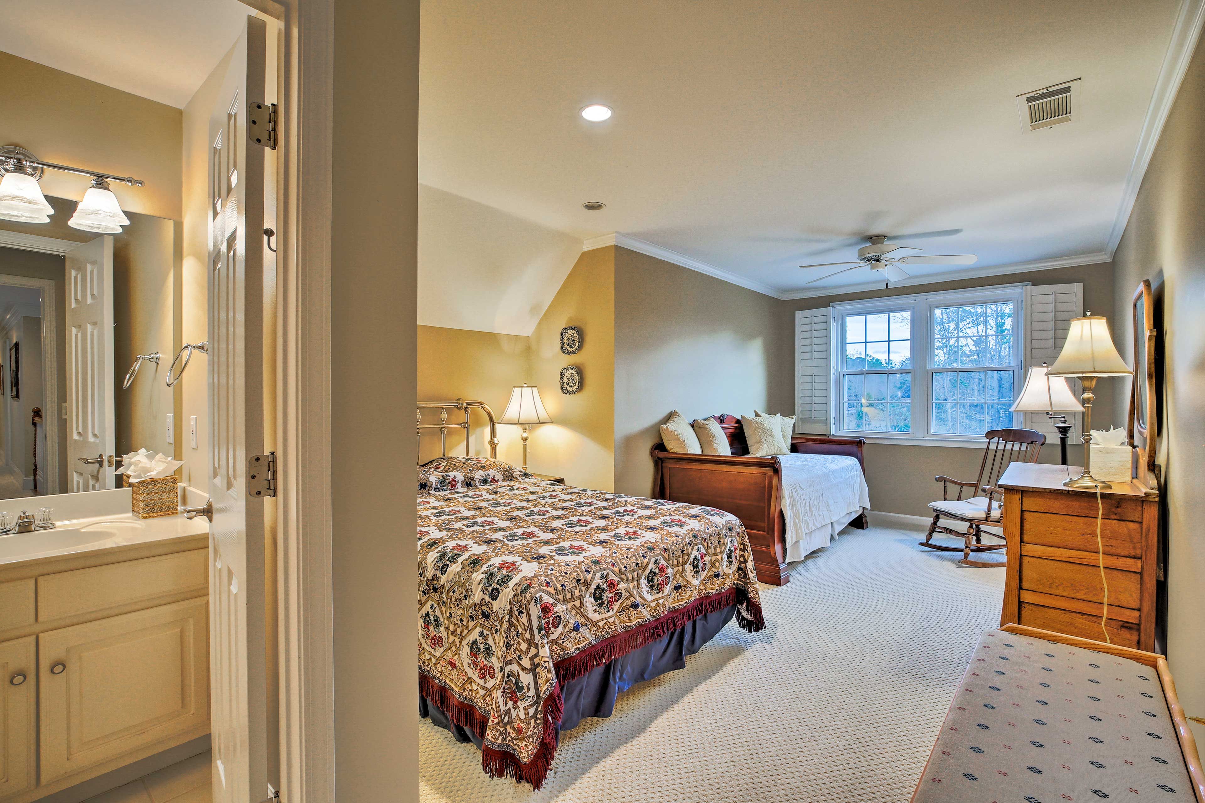 Bedroom 2 | Queen Bed | Twin Daybed | 2nd Floor