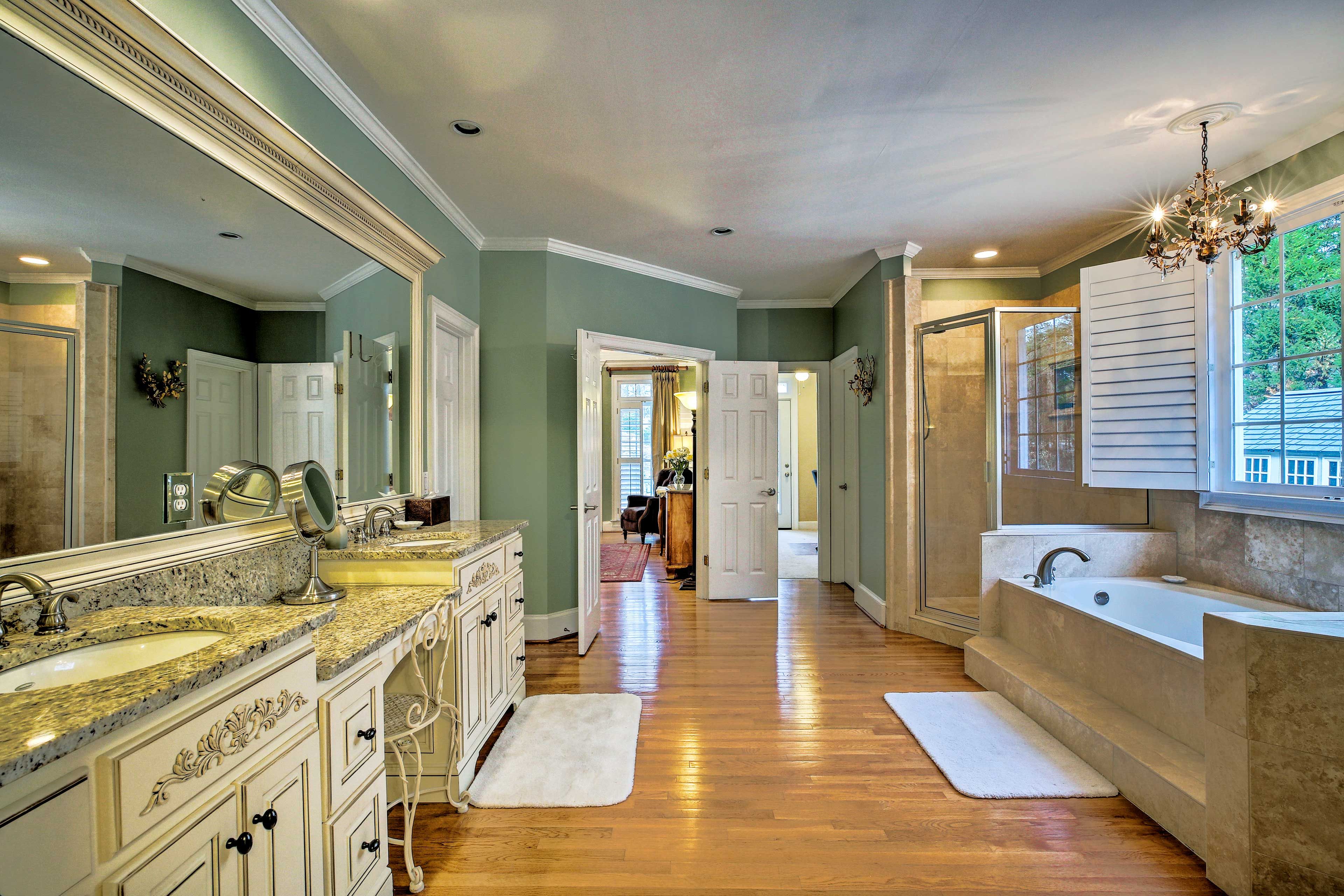 En-Suite Bathroom | Separate Bathtub & Shower