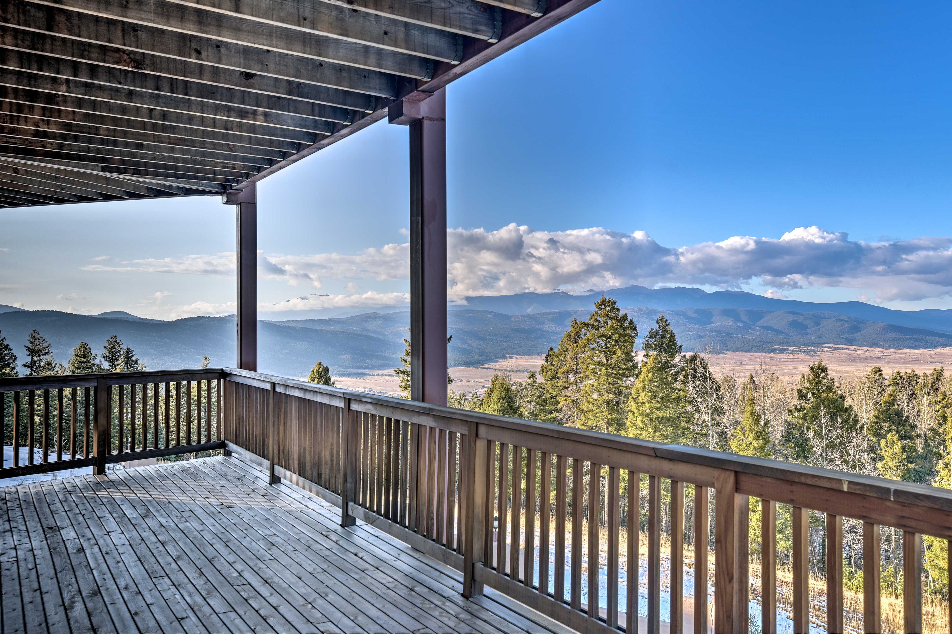 This vacation rental features 4 decks with the same stunning mountain views.