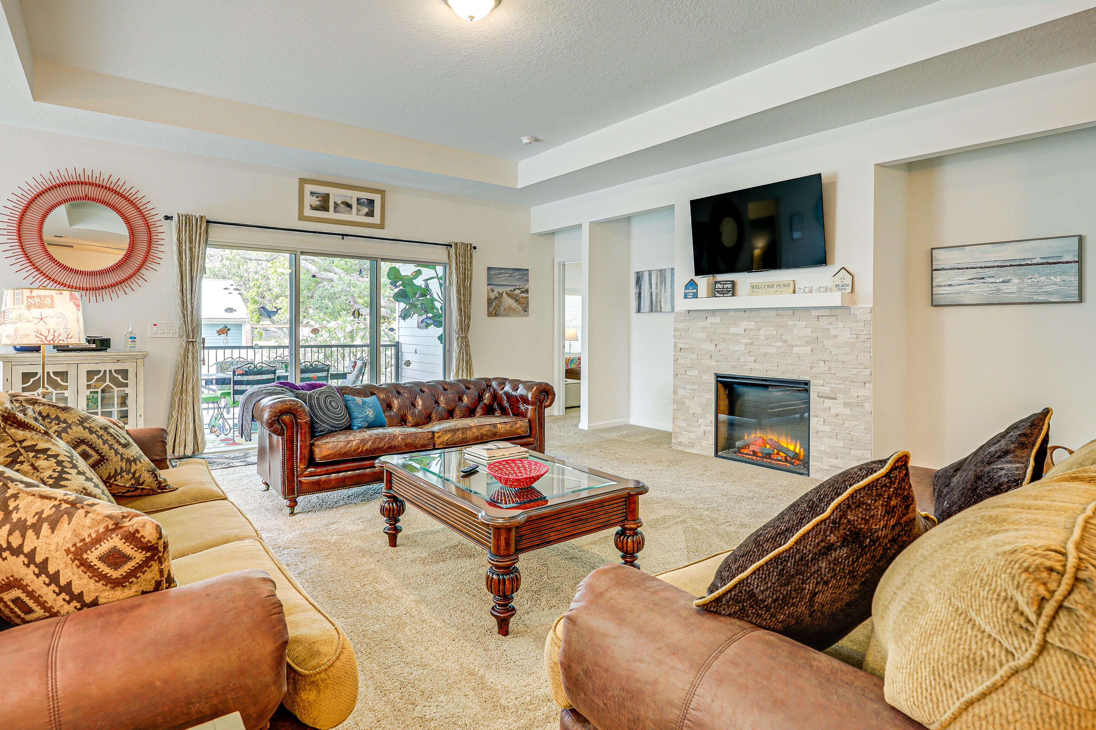 Living Room | Smart TV w/ Cable | Free WiFi | Central A/C & Heating