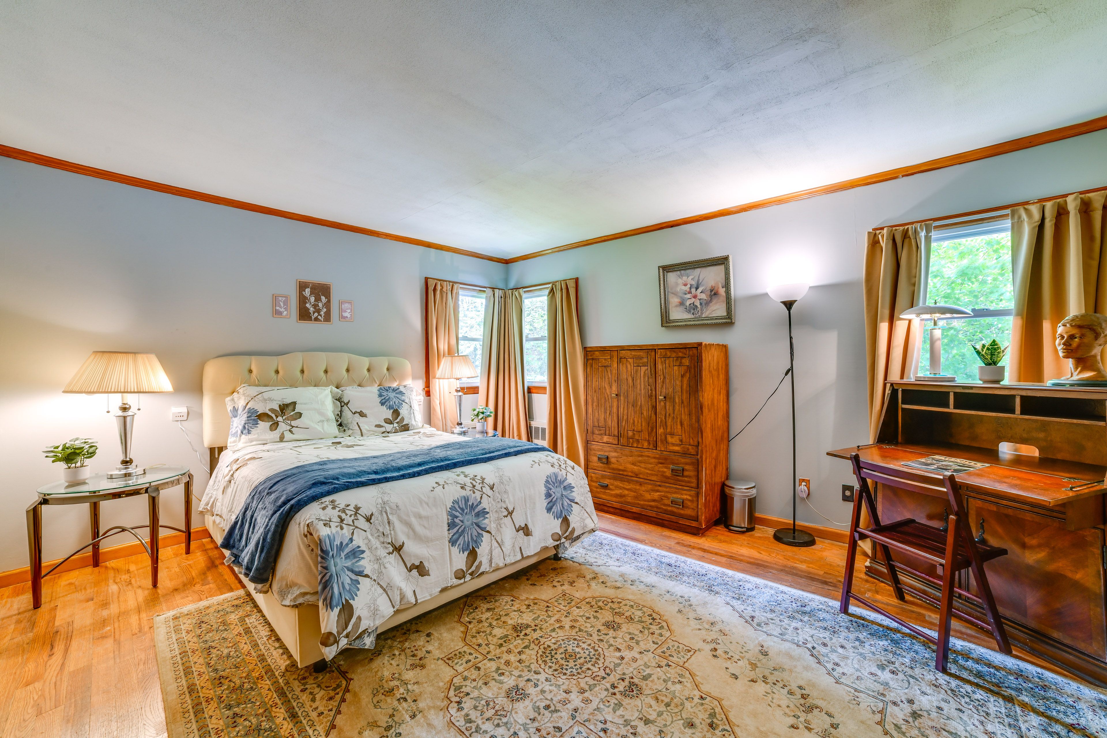 Bedroom 1 | Queen Bed | Workspace | 1st Floor