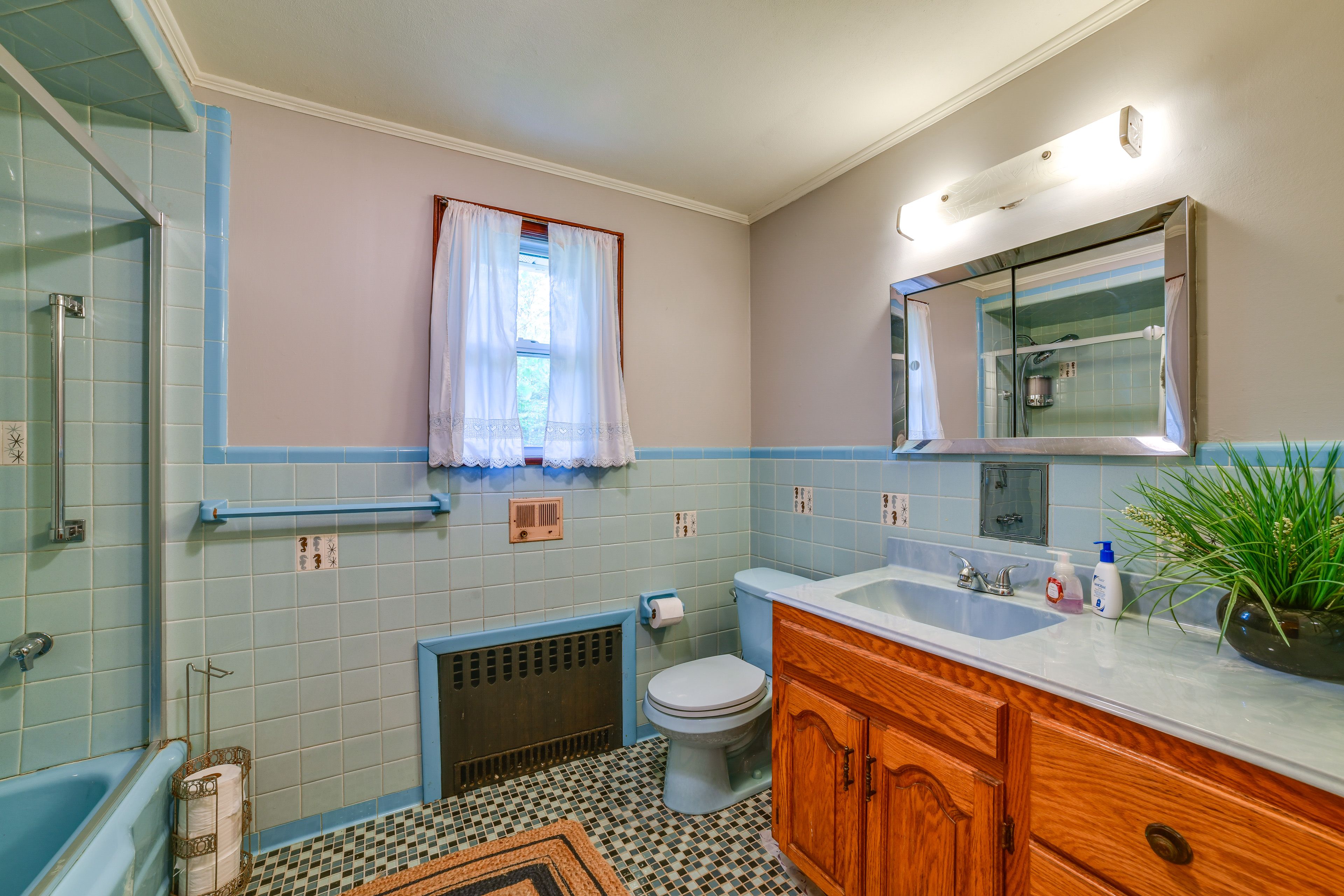 Full Bathroom | Towels & Linens Provided | 1st Floor