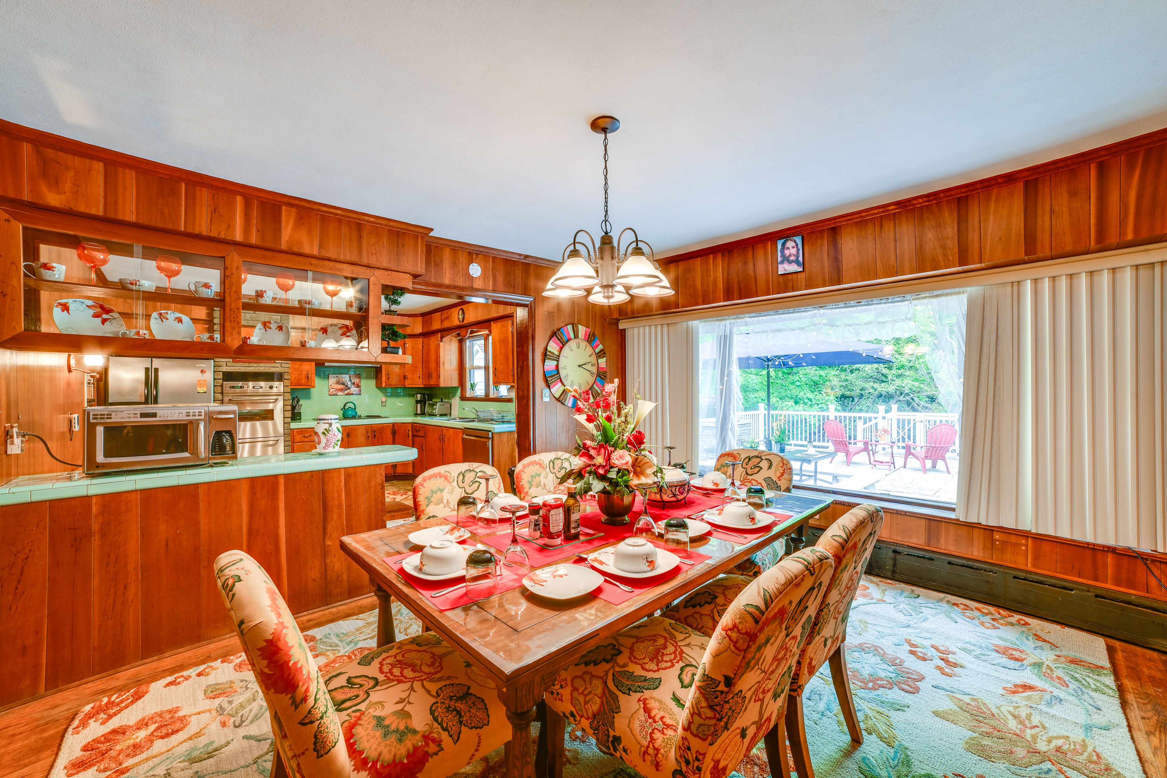 Dining Room | Dishware & Flatware Provided | 2-Story Home