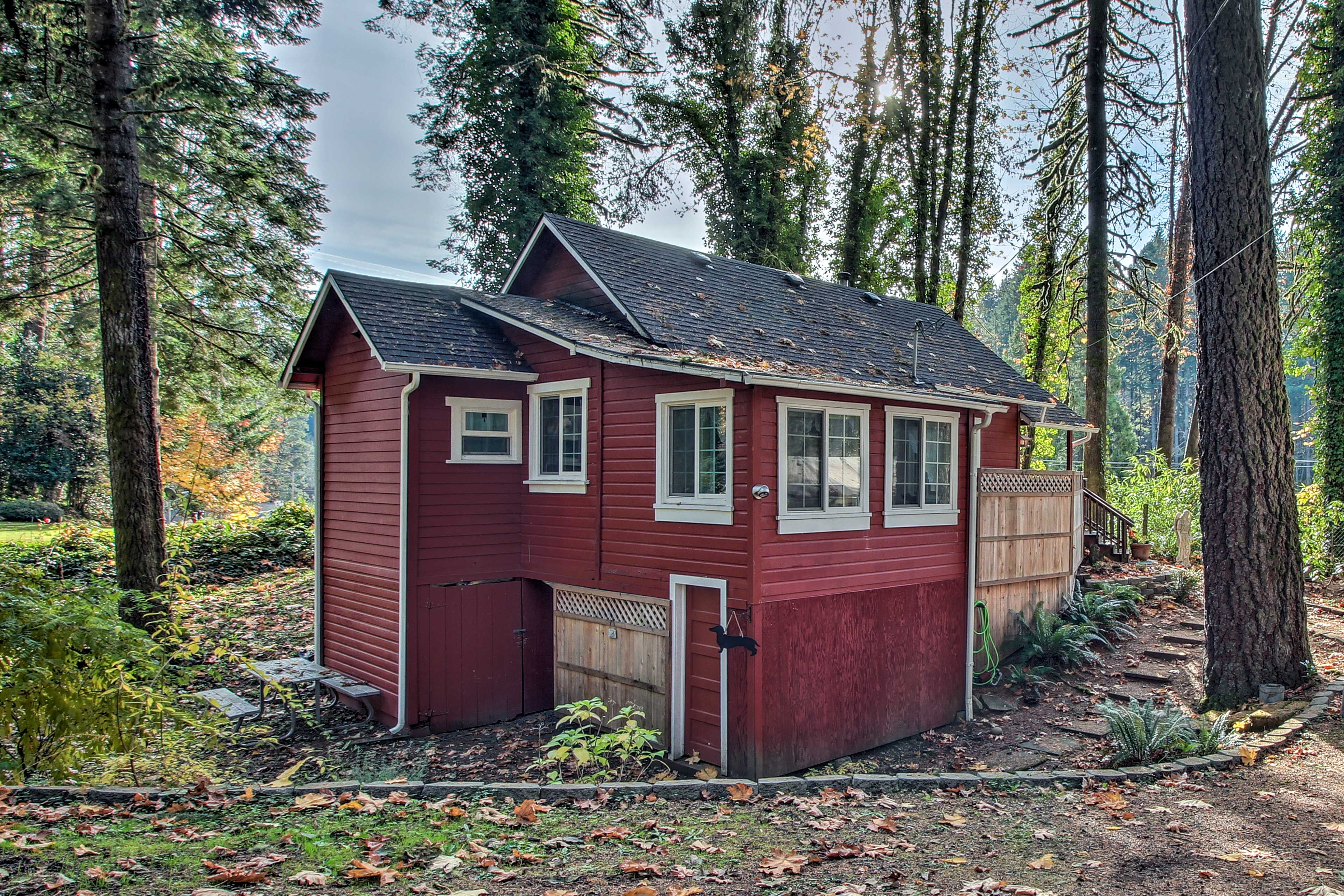Leaburg Vacation Rental | 2BR | 1BA | 800 Sq Ft | Stairs Required